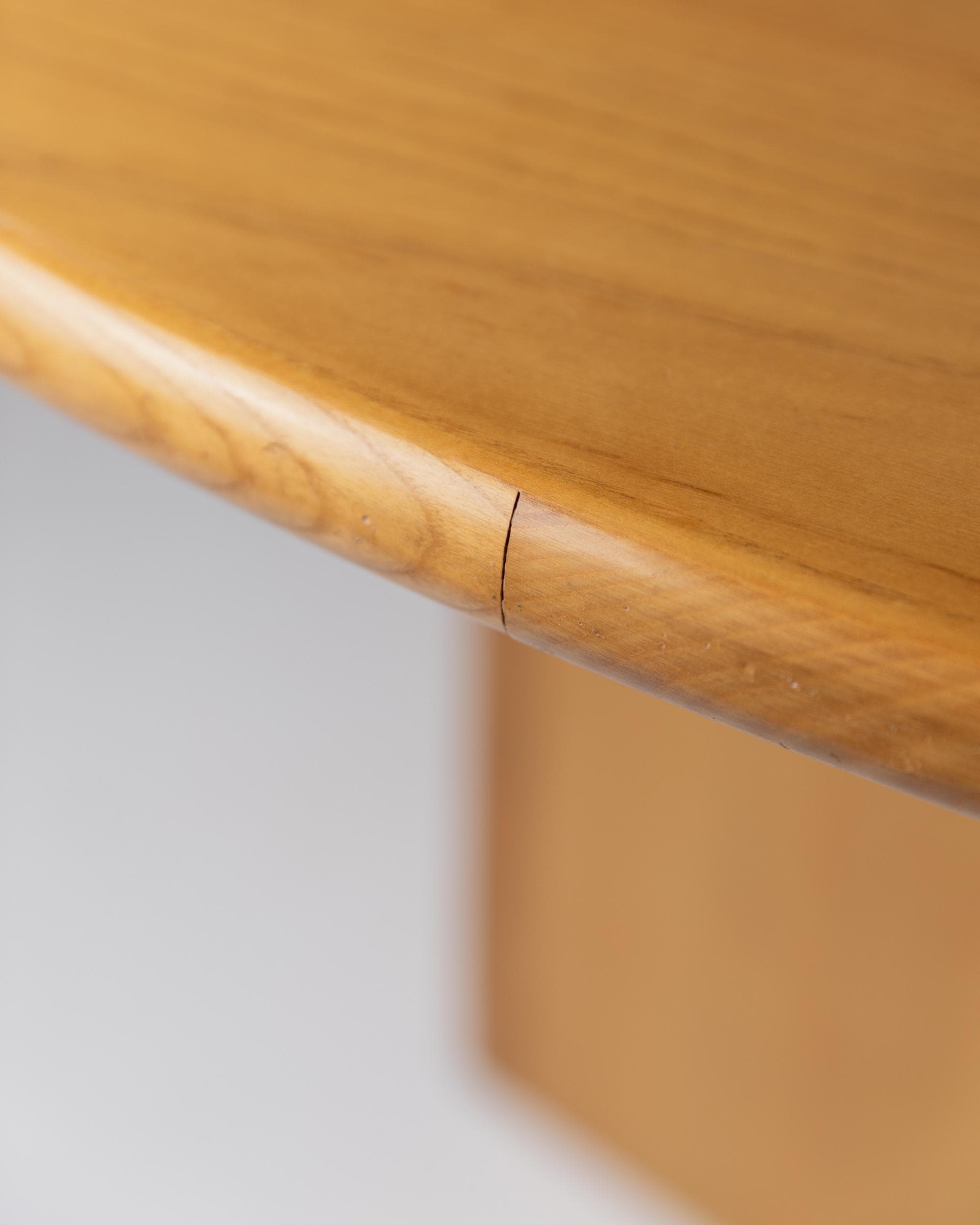 1980s Large Round Wooden Table — close-up of wooden edge detail