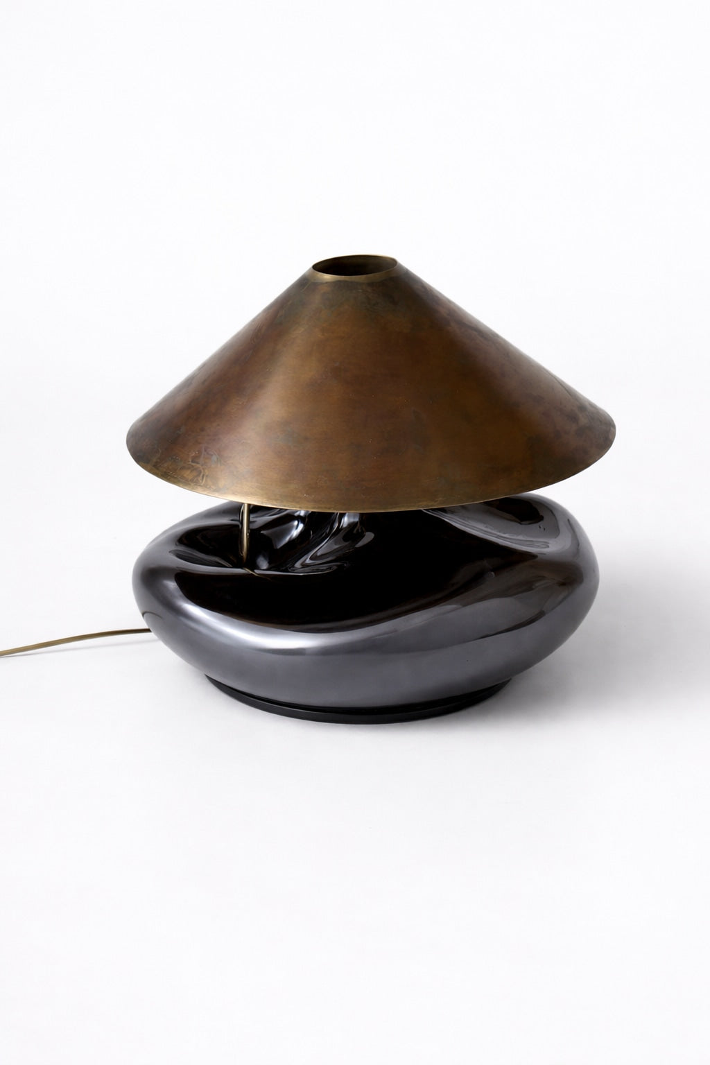 Obsidian Lamp II' Table Lamp — close-up of black ceramic base and brass shade