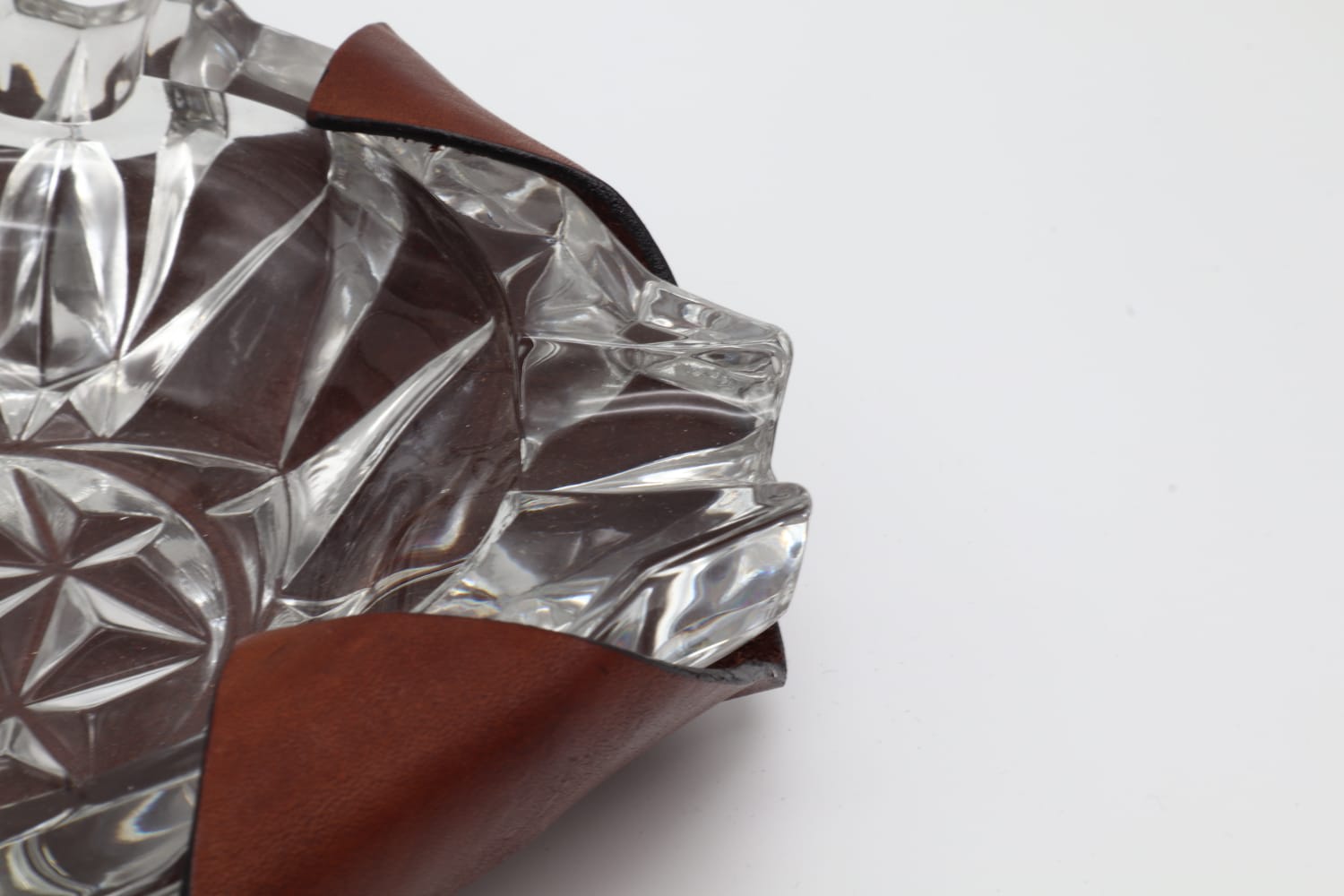 Vintage Mid-Century Crystal and Saddle Leather Ashtray – Italy (1960s) — close-up
