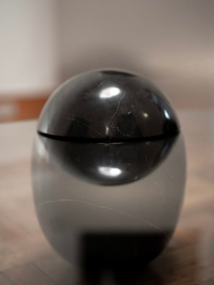 Ovni Uovo' Coffee Table — back view of black marble finish