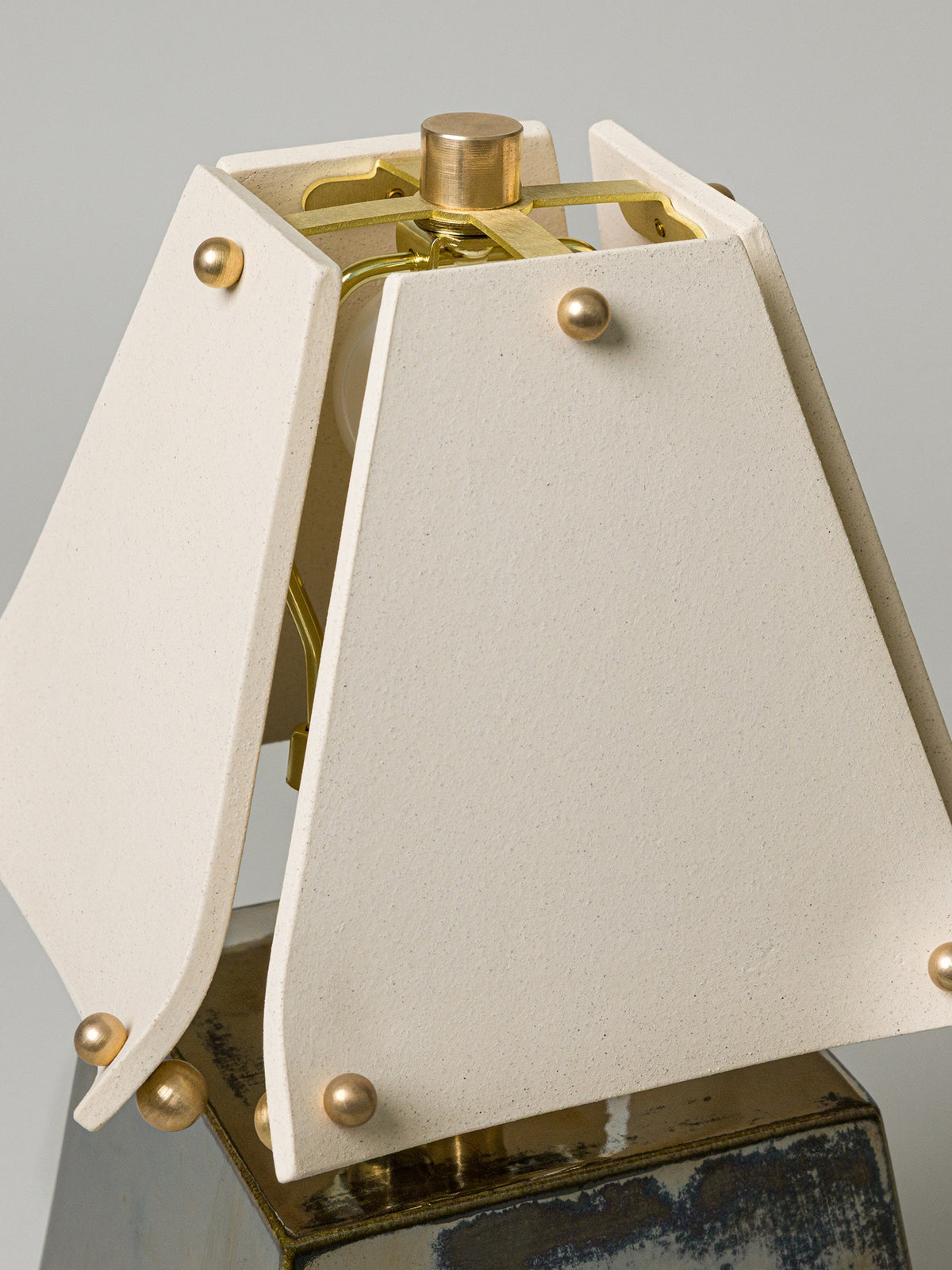 Osen Table Lamp Short, Obsidian / Bone Shade — detail view