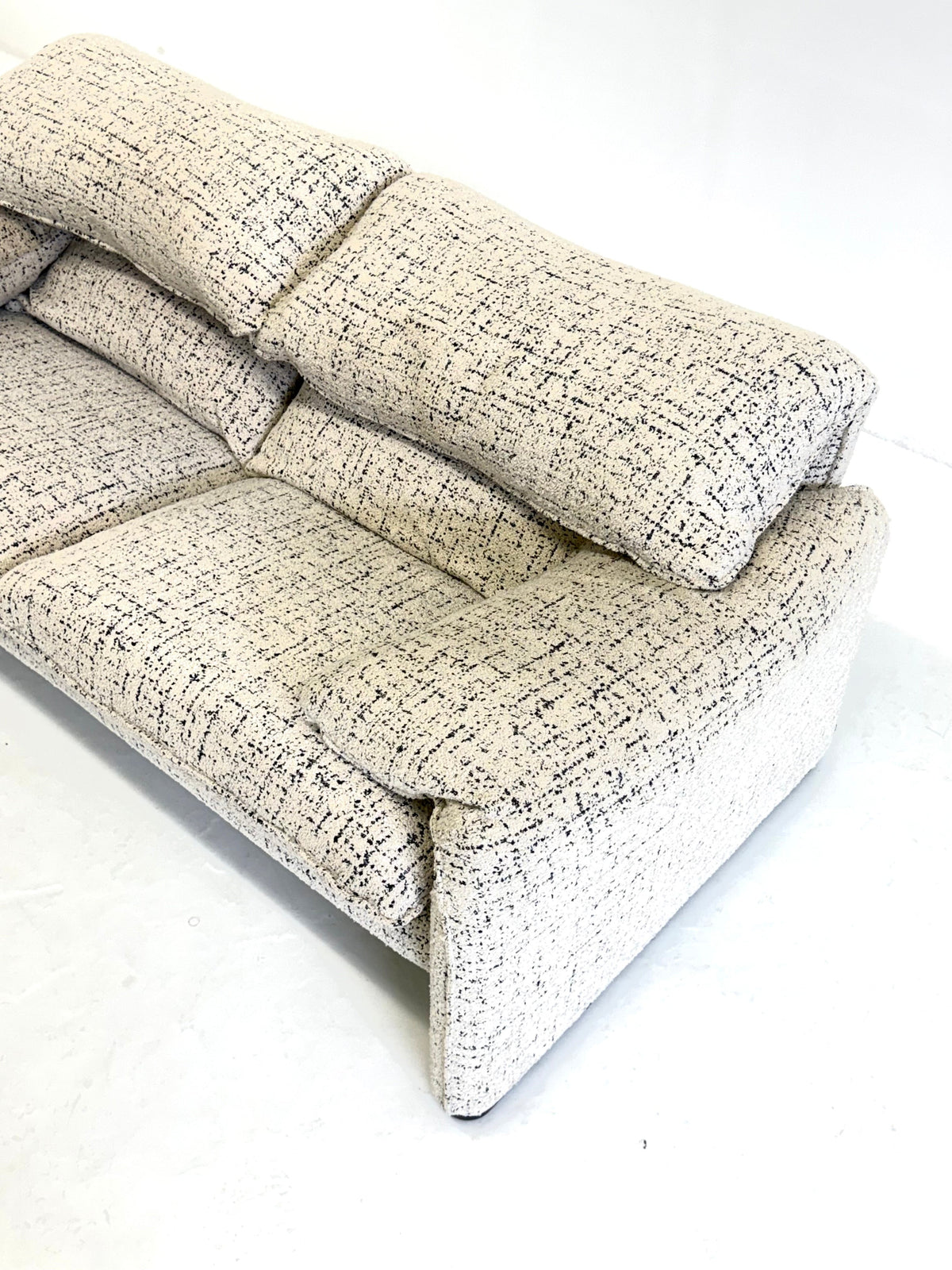 Cassina Maralunga 2-seater sofa by Vico Magistretti off-white with subtle pattern — view 10