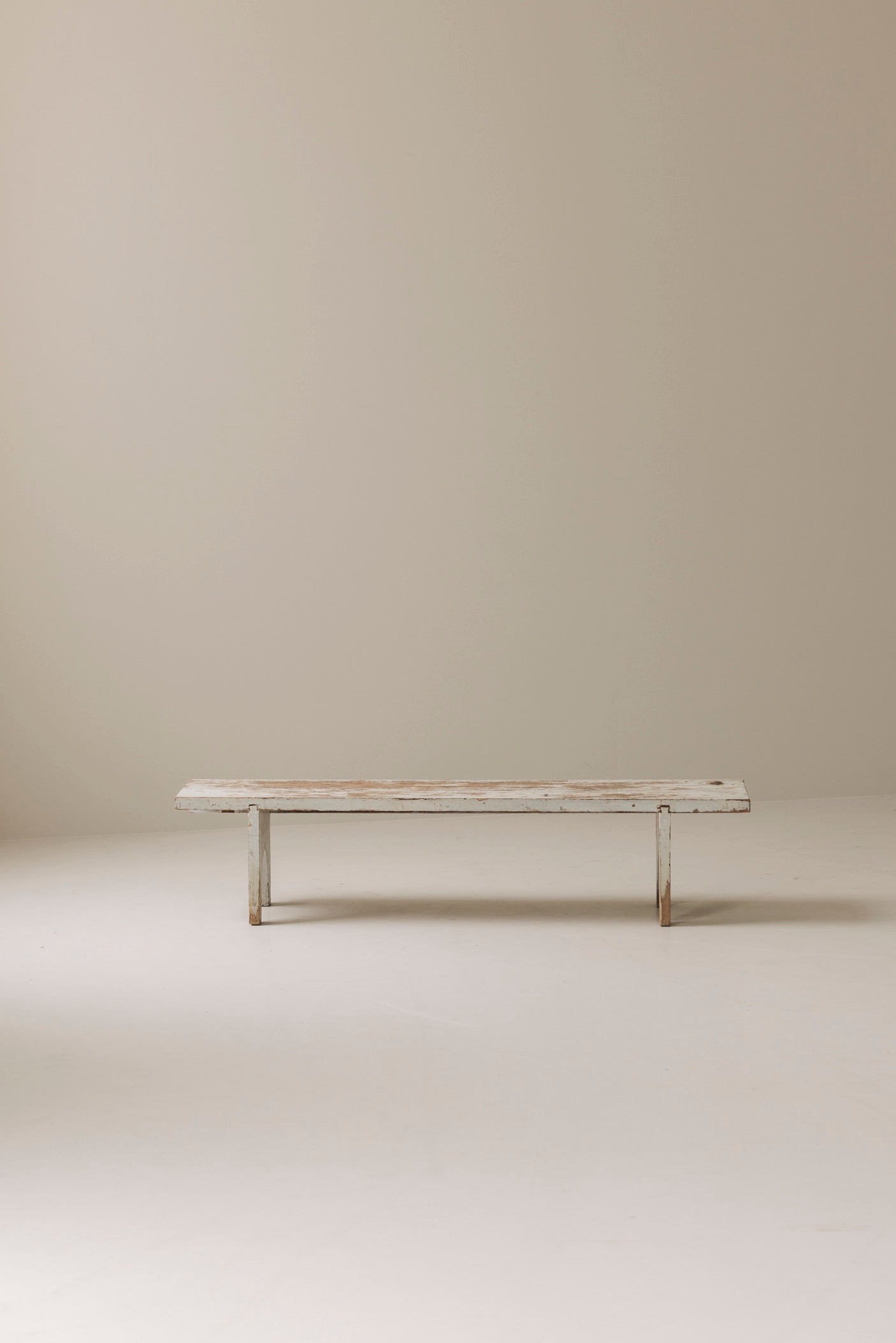 Rough patinated Swedish bench from the 1950s. — detail view
