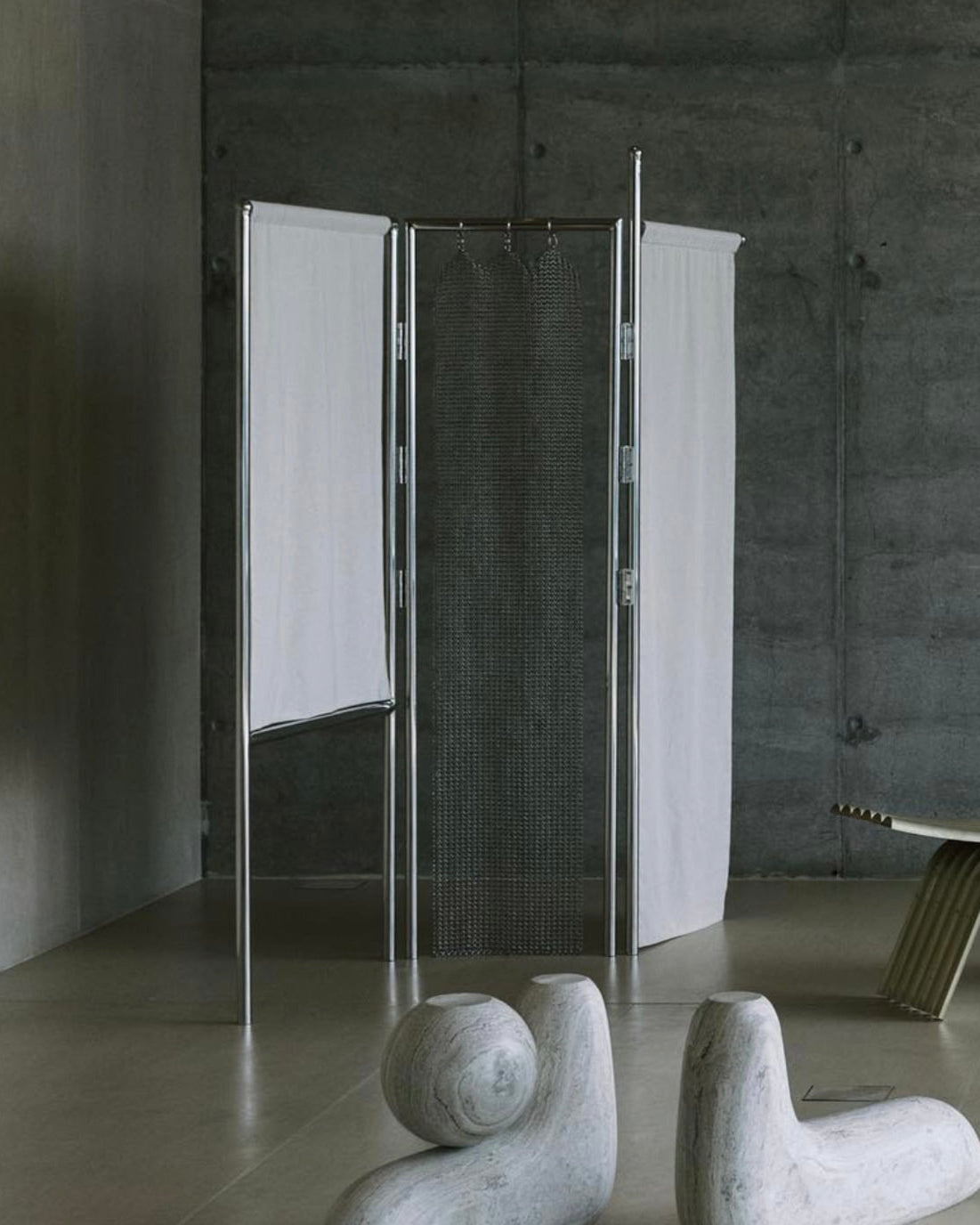 Paravent Gonfalon, Séparateur de Pièce en Tissu et Métal