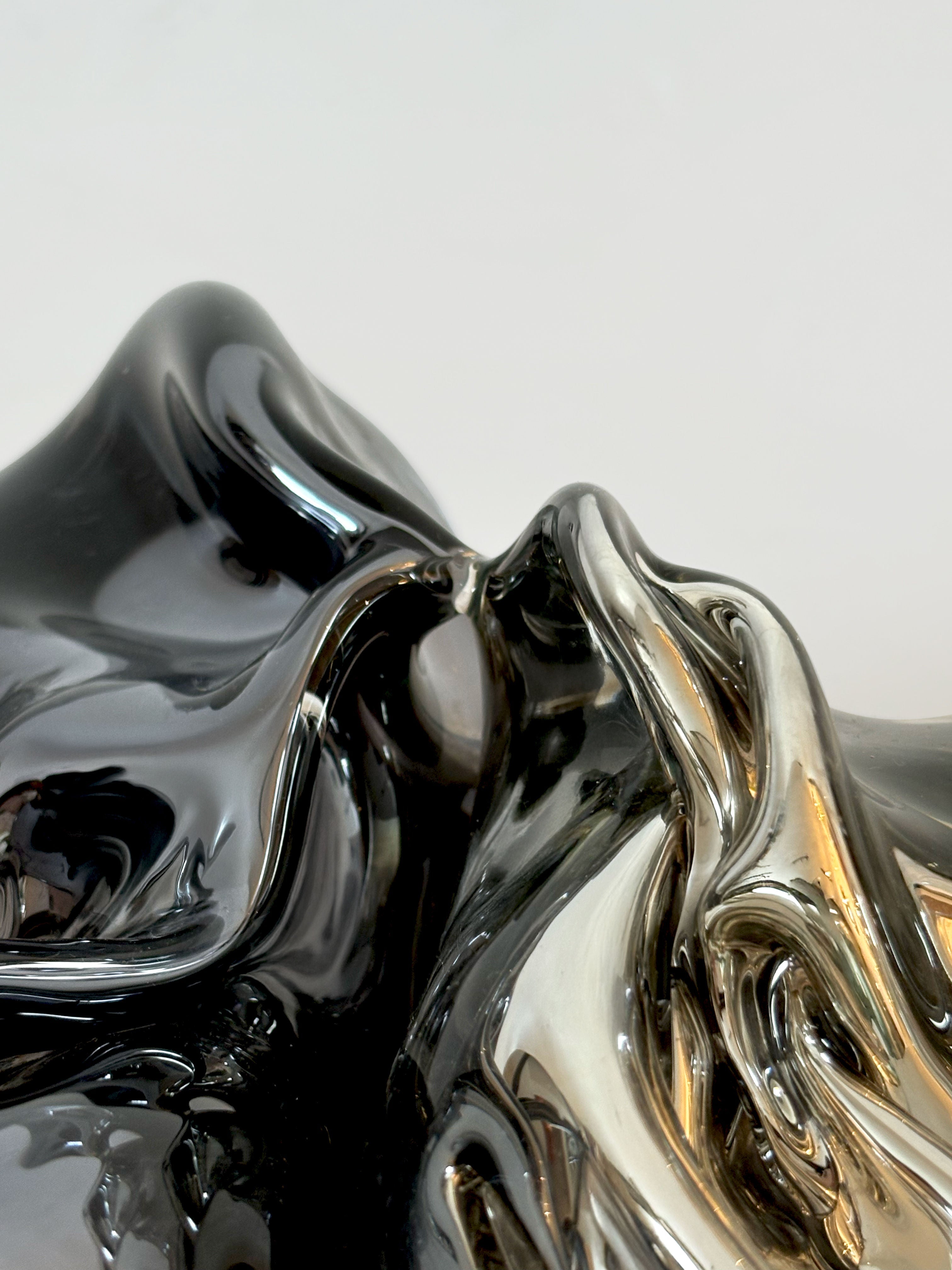 Nacre VIII' Sculpture — close-up of glossy black and silver surface