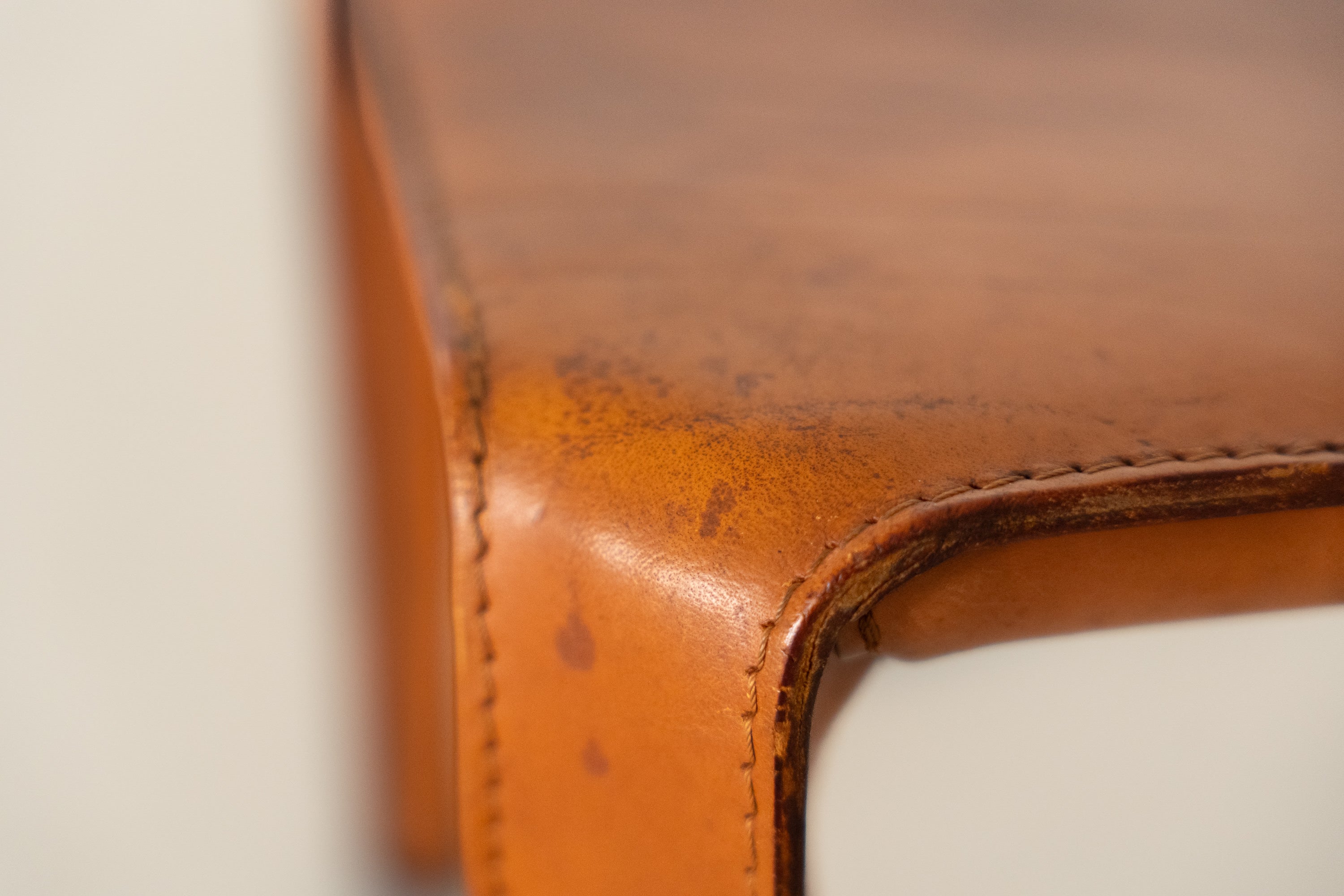 Cab 412 Chair Set by Mario Bellini for Cassina — close-up of leather texture detail