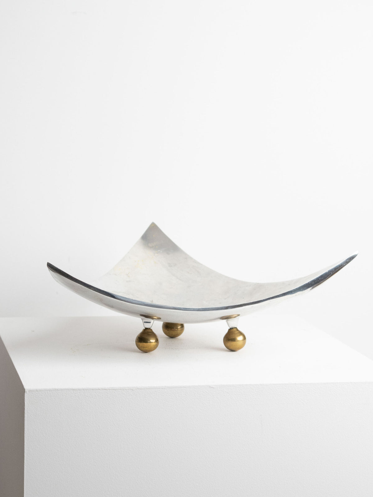 Large Four-Point Centrepiece Bowl in Aluminium on Three Brass Ball Feet, circa 1970s to 1980s by Studio Ecubed