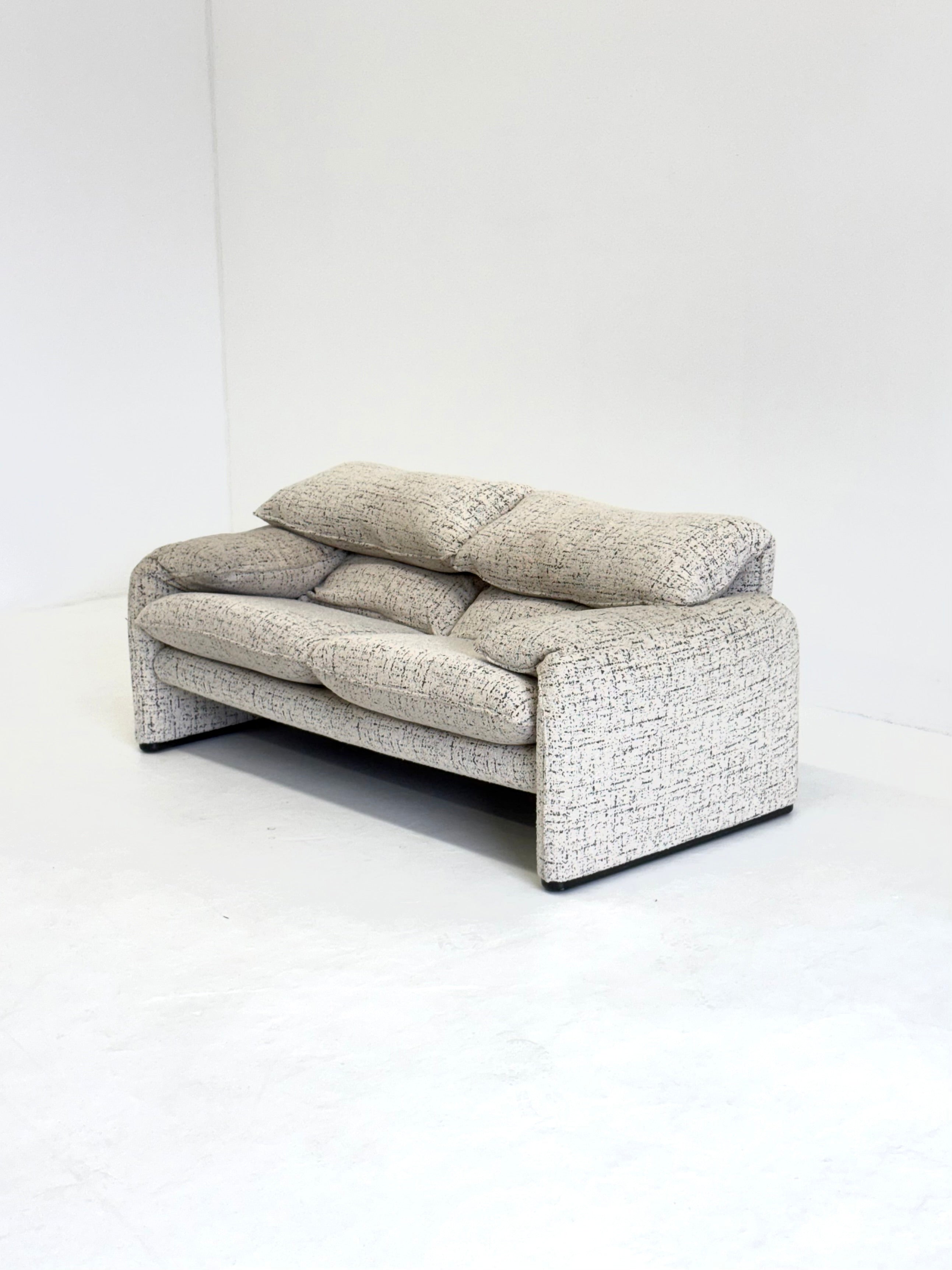ameri「MARALUNGA Cassina 2seater wide」 Cassina Maralunga 2-seater sofa by Wintage | The Oblist