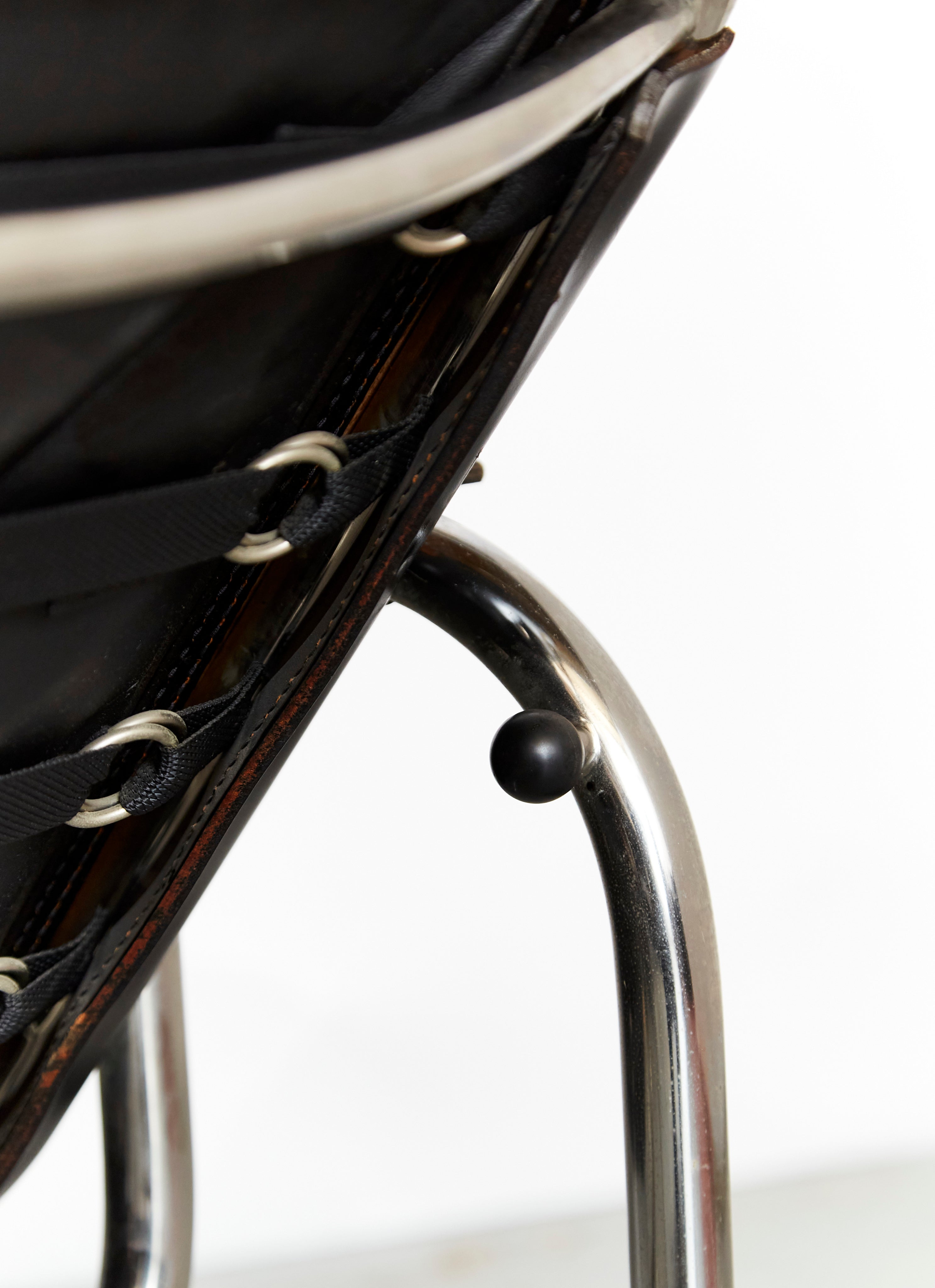 Hans Eichenberger Lounge Chair & Ottomane HE1106 for Strässle — close-up of metal frame and fabric details