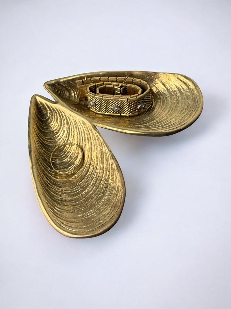 Mussel Shell Vide-Poches in Bronze, Italy, 1970's — close-up of textured bronze surface with jewelry