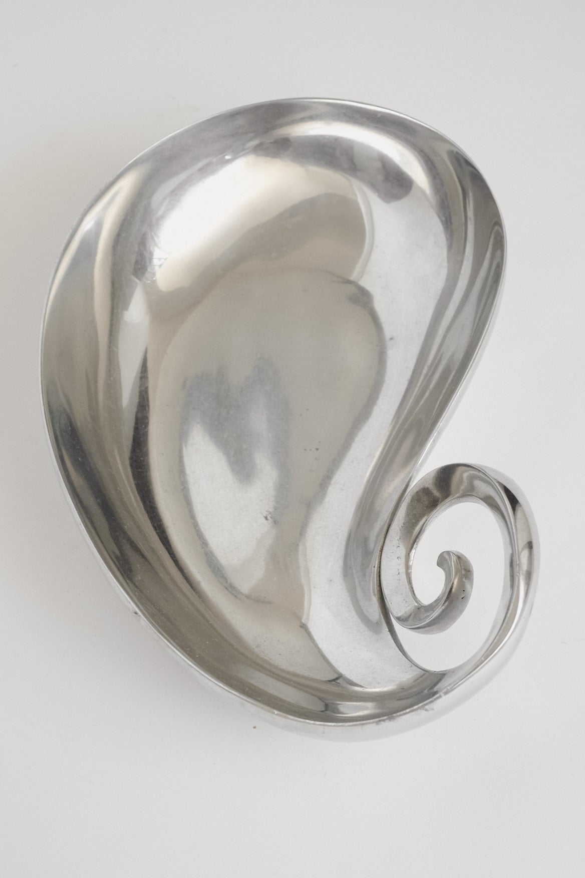 Elegant Aluminium Spiral Dish — close-up