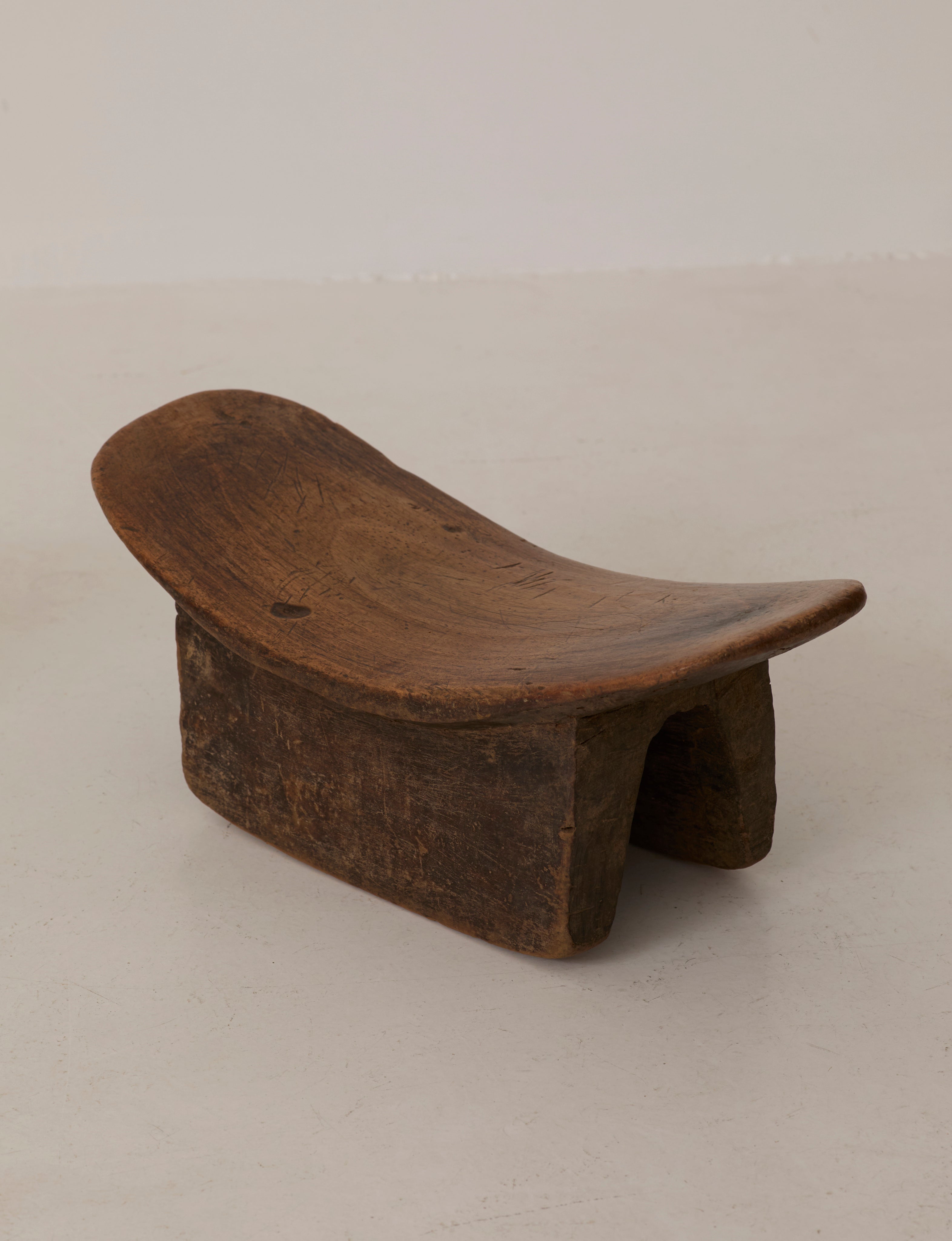 Tabouret Senufo Africain du Milieu du Siècle en Bois Massif