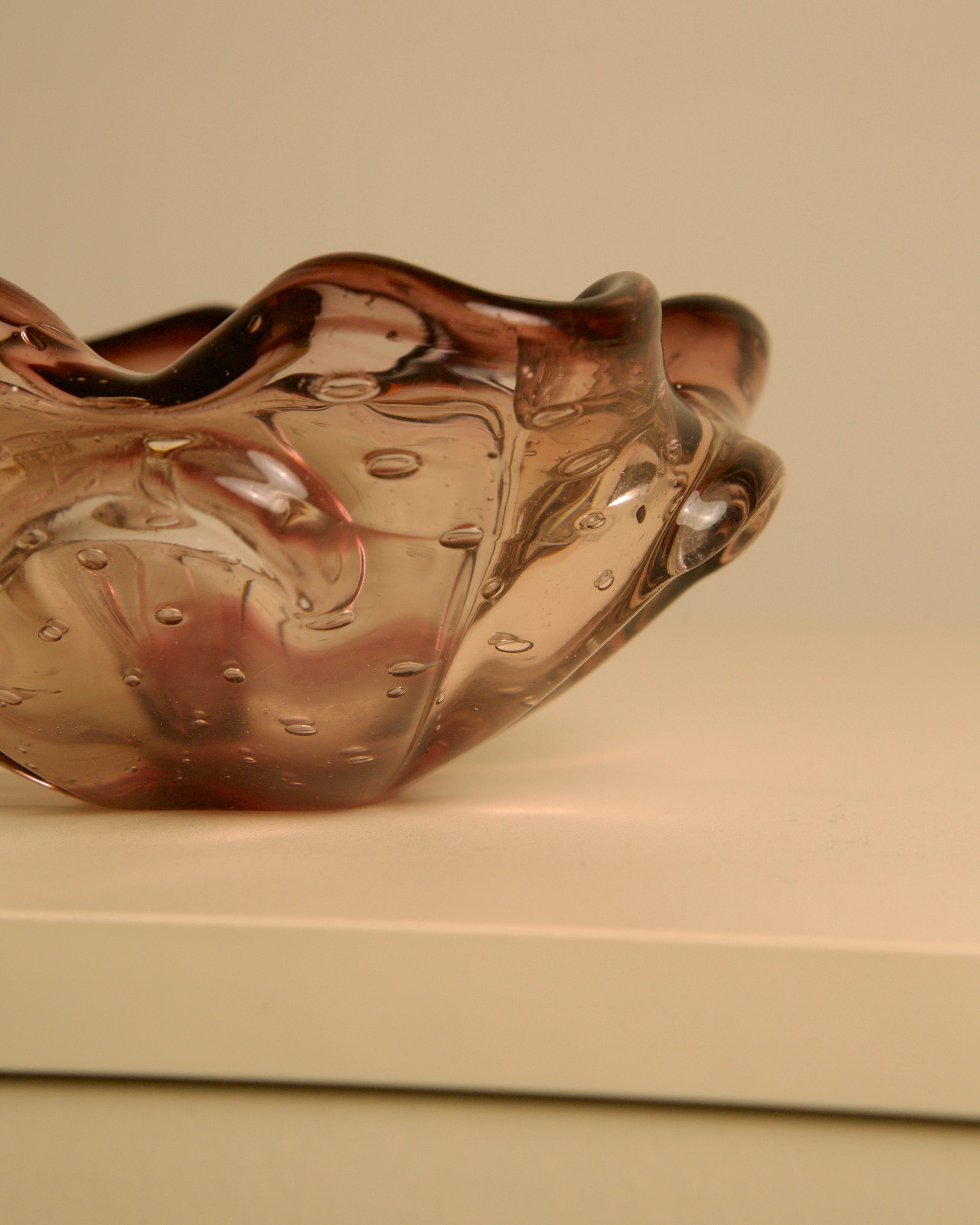 Flower" Ashtray in Amber Murano Glass, 1960s — close-up showing wavy edges and bubbles