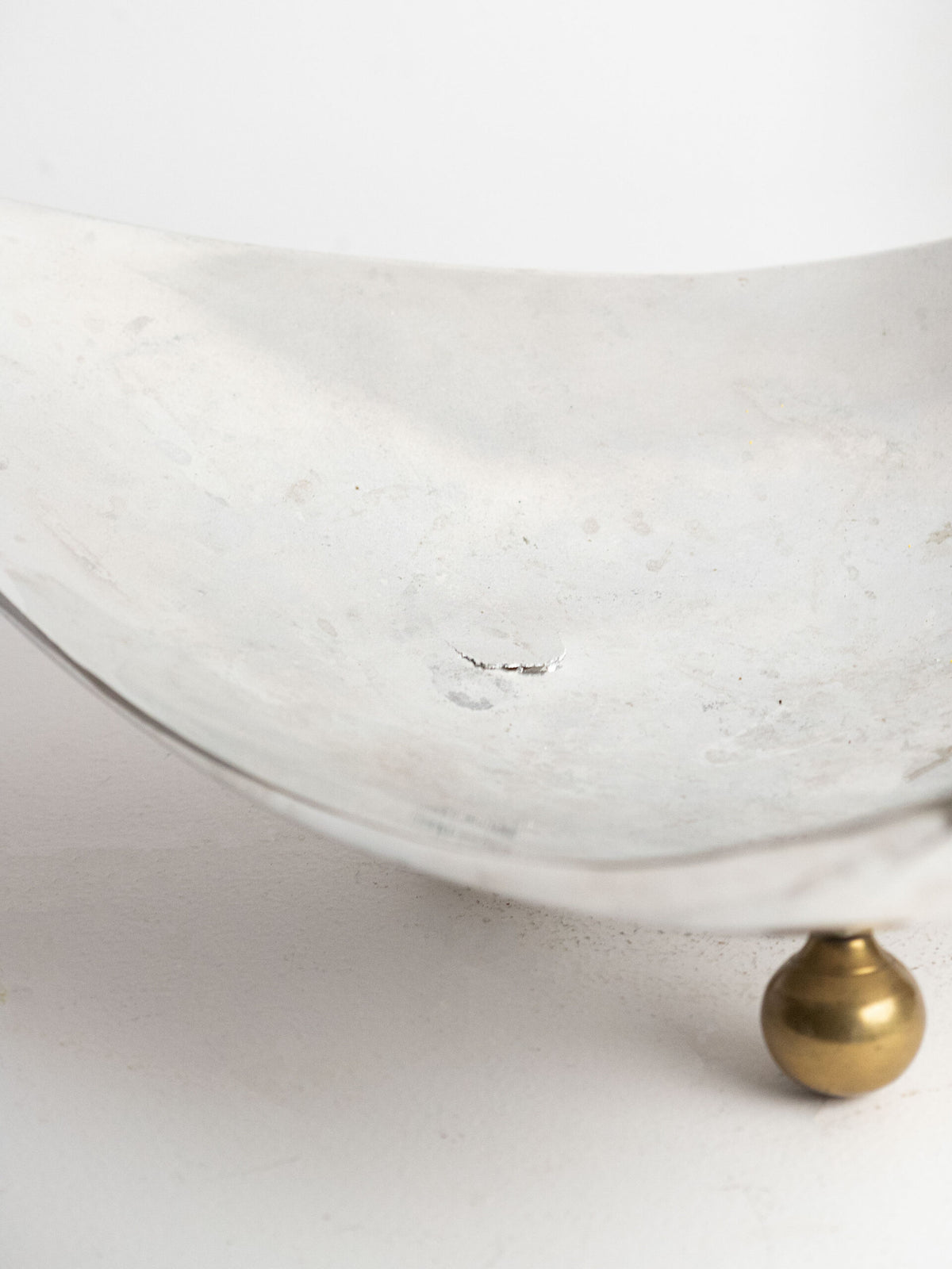 Large Four-Point Centrepiece Bowl in Aluminium on Three Brass Ball Feet, circa 1970s to 1980s — view 10