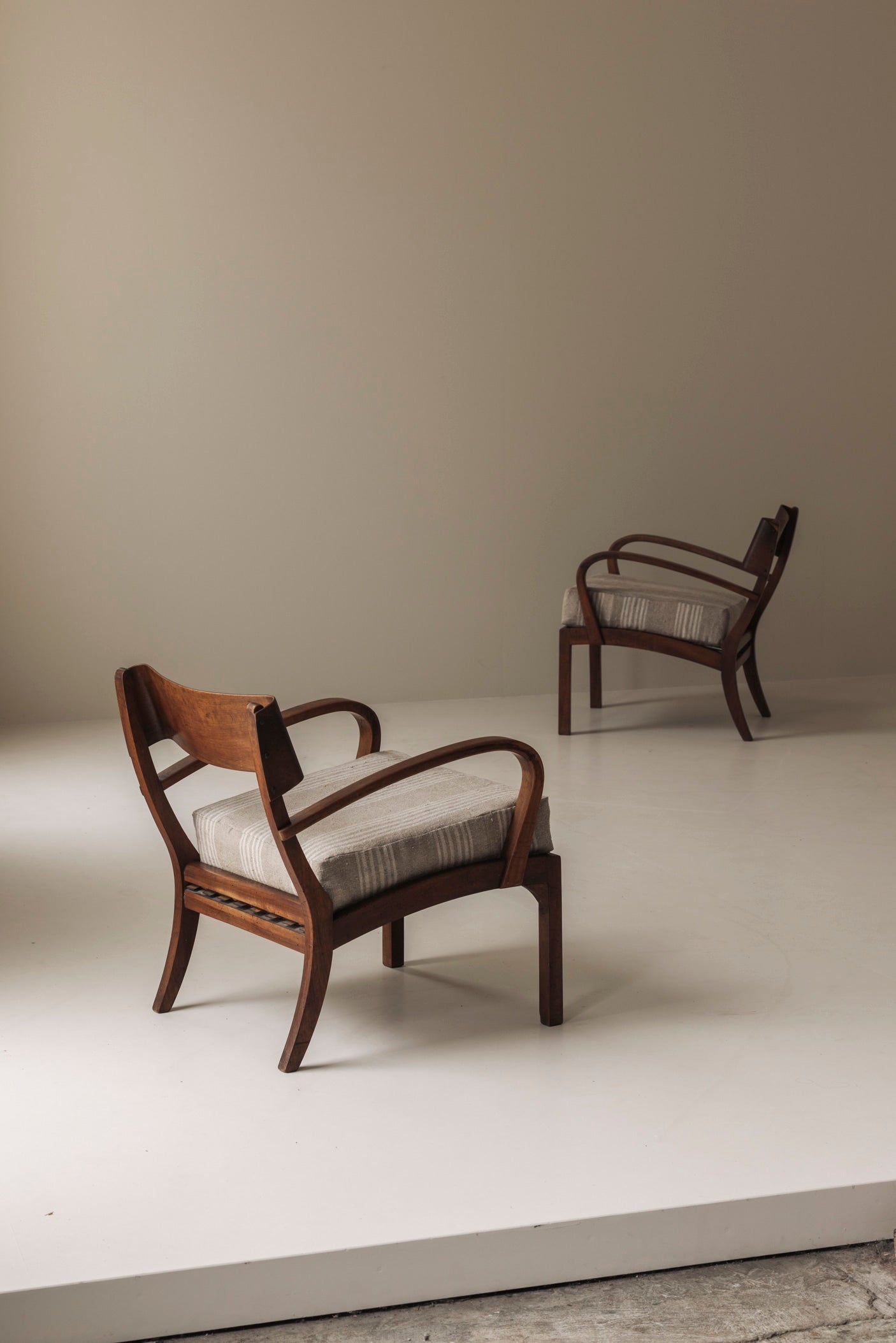 Sculptural pair of Italian easy chairs in walnut from the 1950s. — side angle