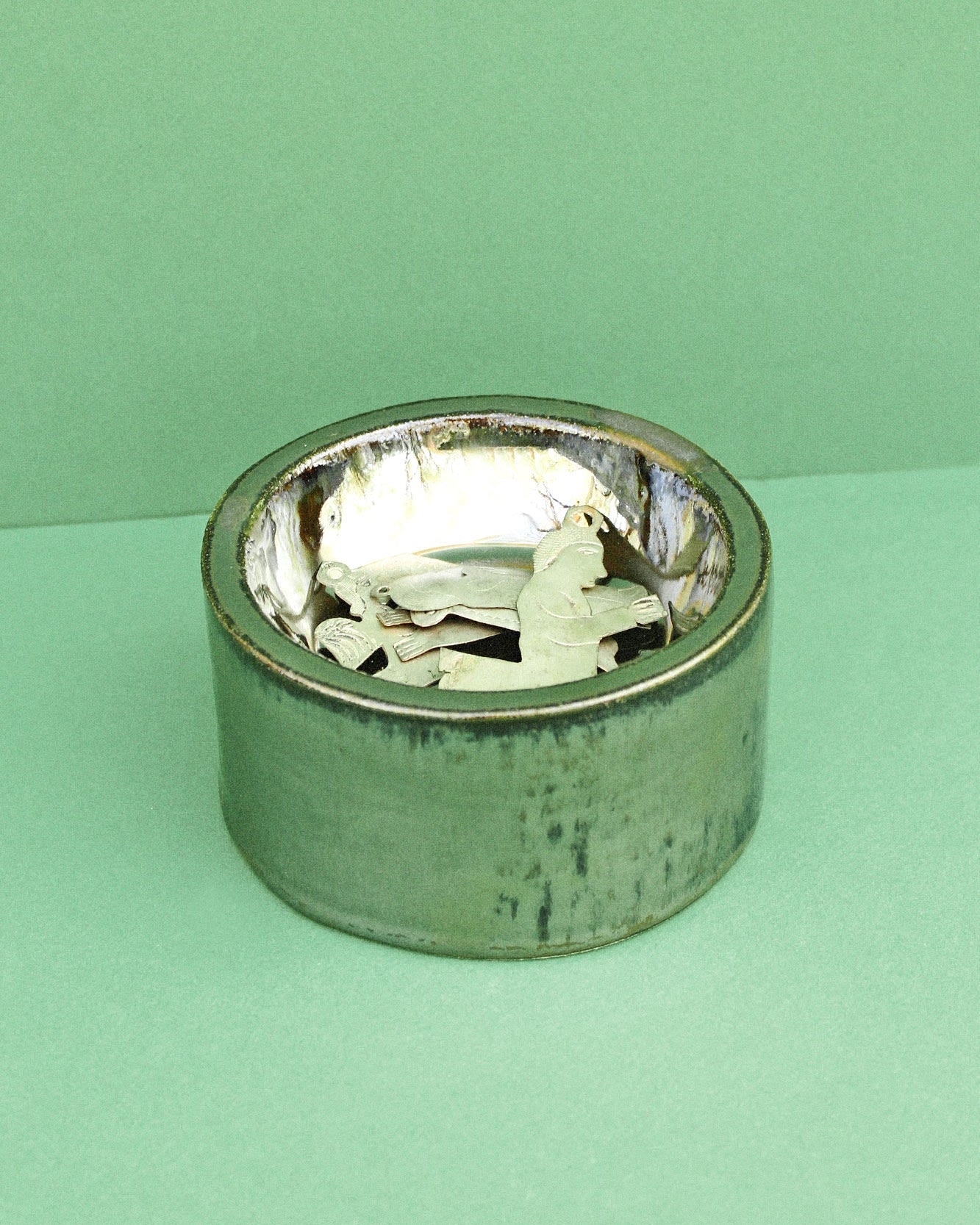 Valentín Bowl (Chrome) — close-up of chrome interior with green exterior