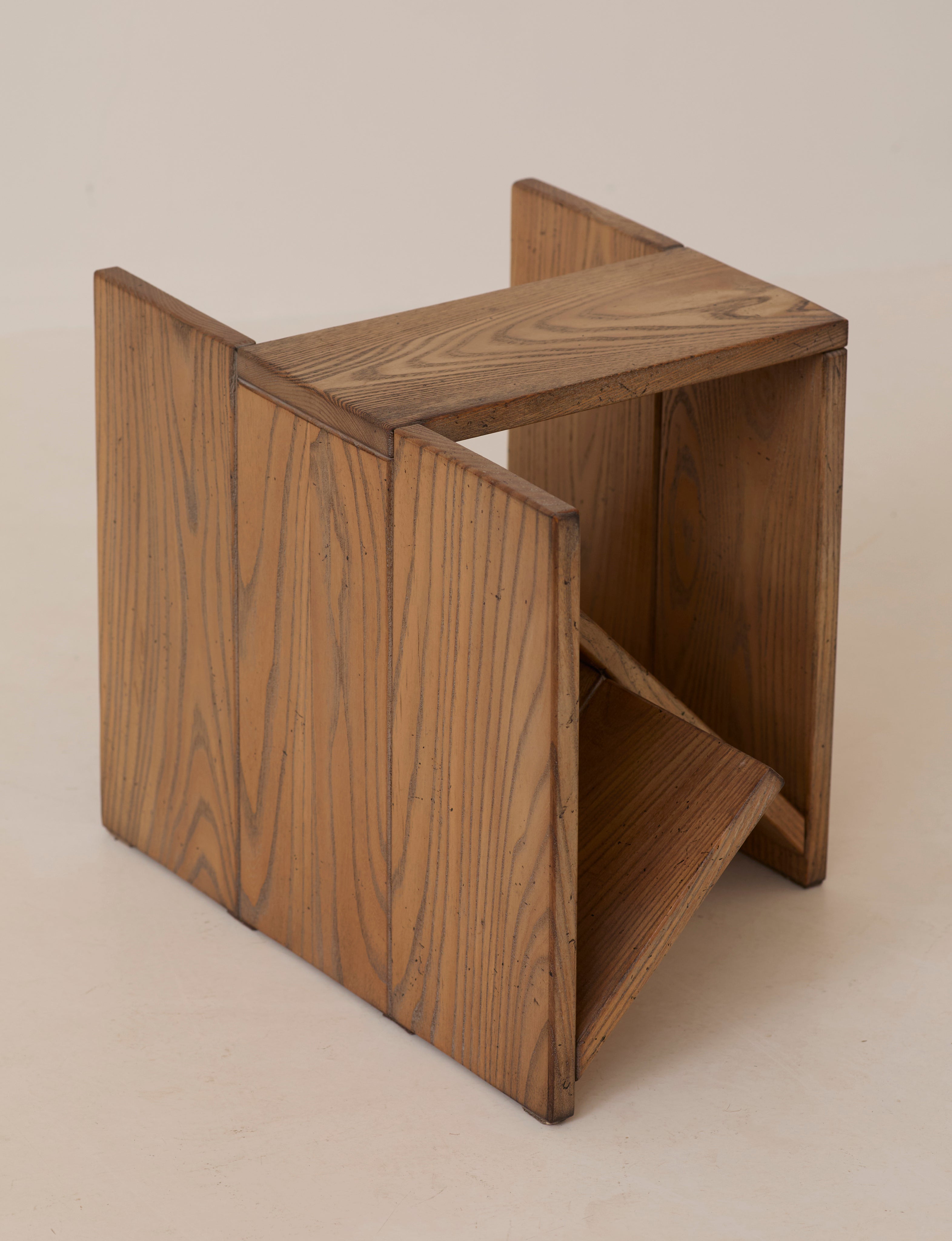 Table d'appoint vintage / Porte-revues en bois d'orme par Alain Ladroit pour Maison Regain vers 1980