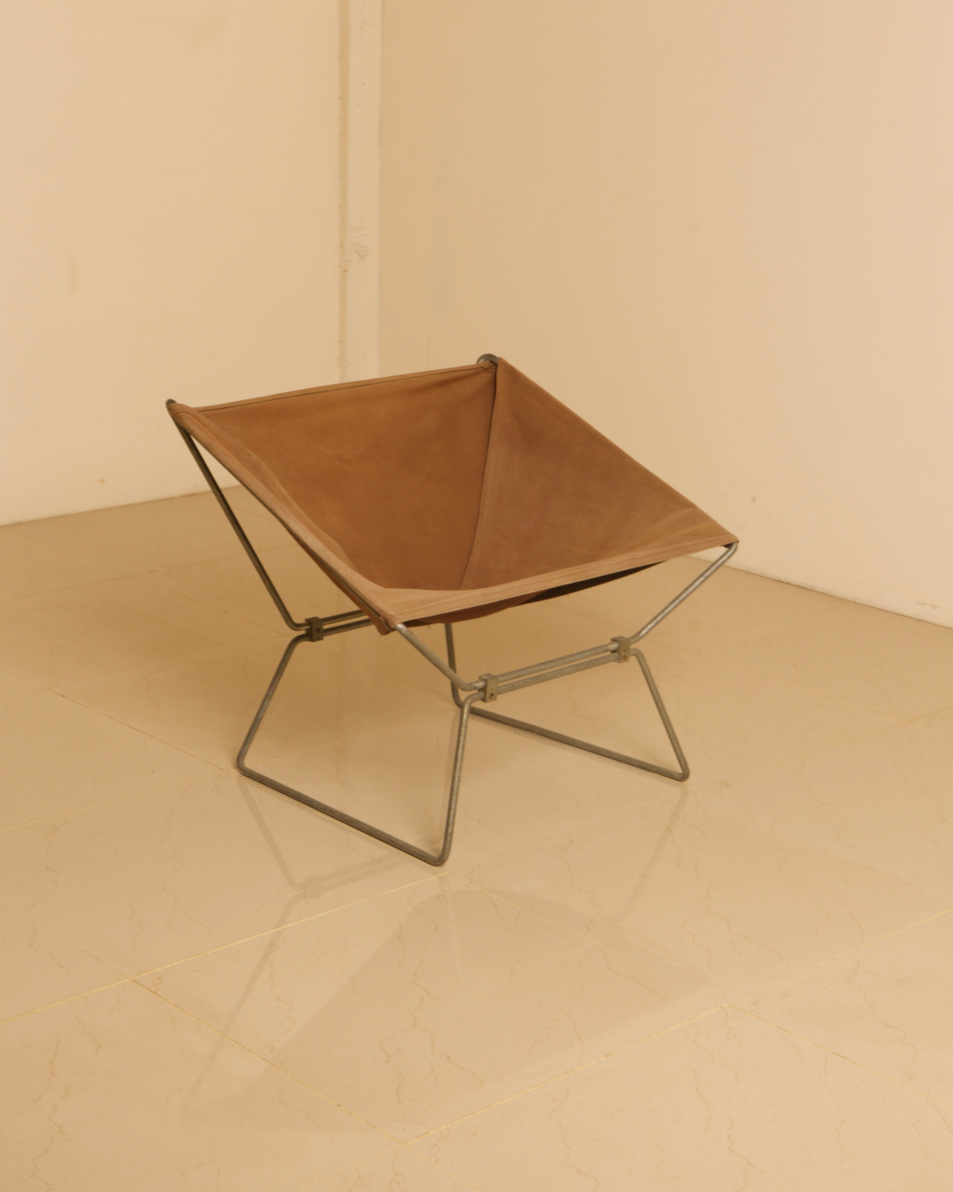 AP-14 Armchair in canvas by Pierre Paulin, angled view on tiled floor