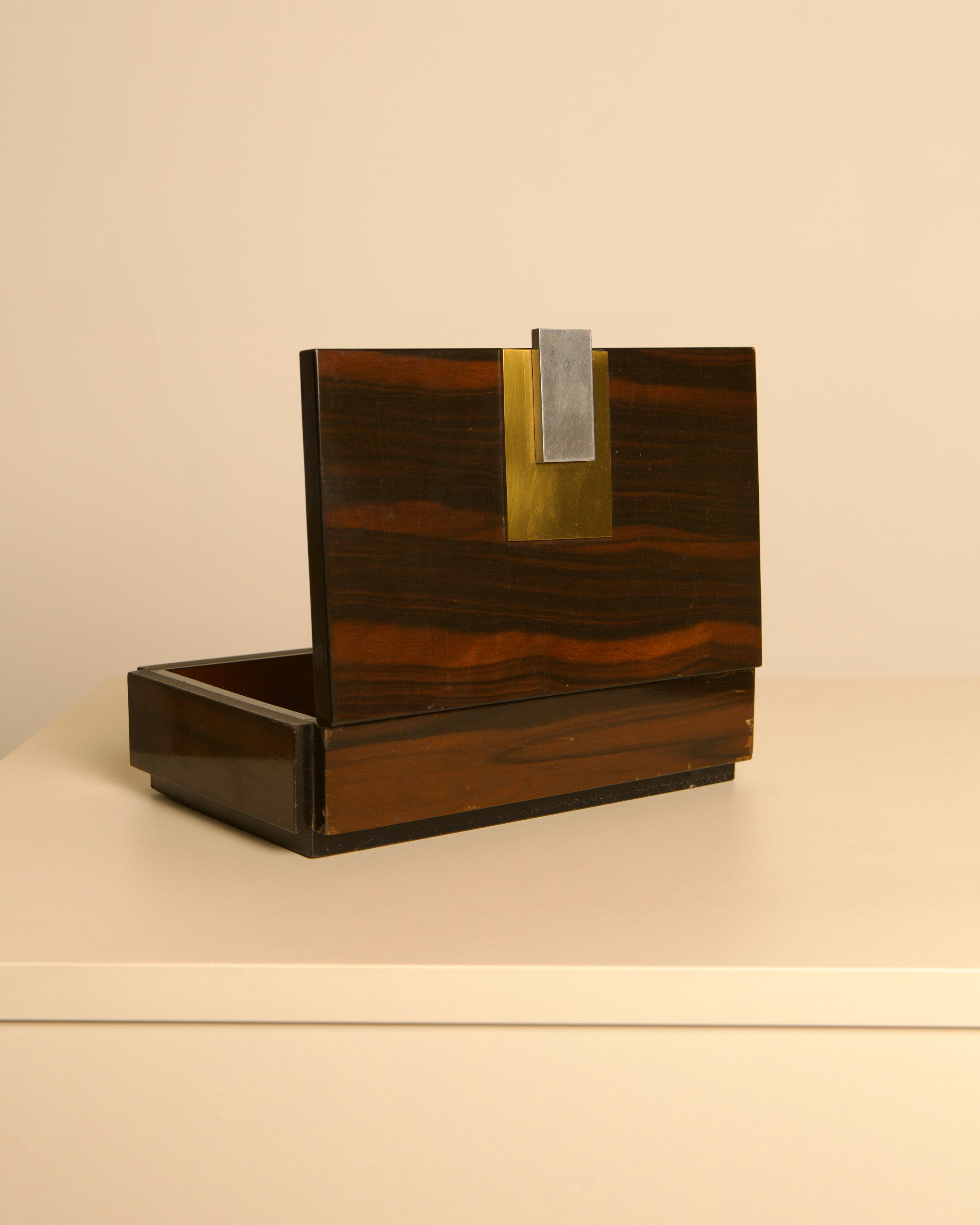 Italian Art Deco box in rosewood, metal and brass 1930's — detail view