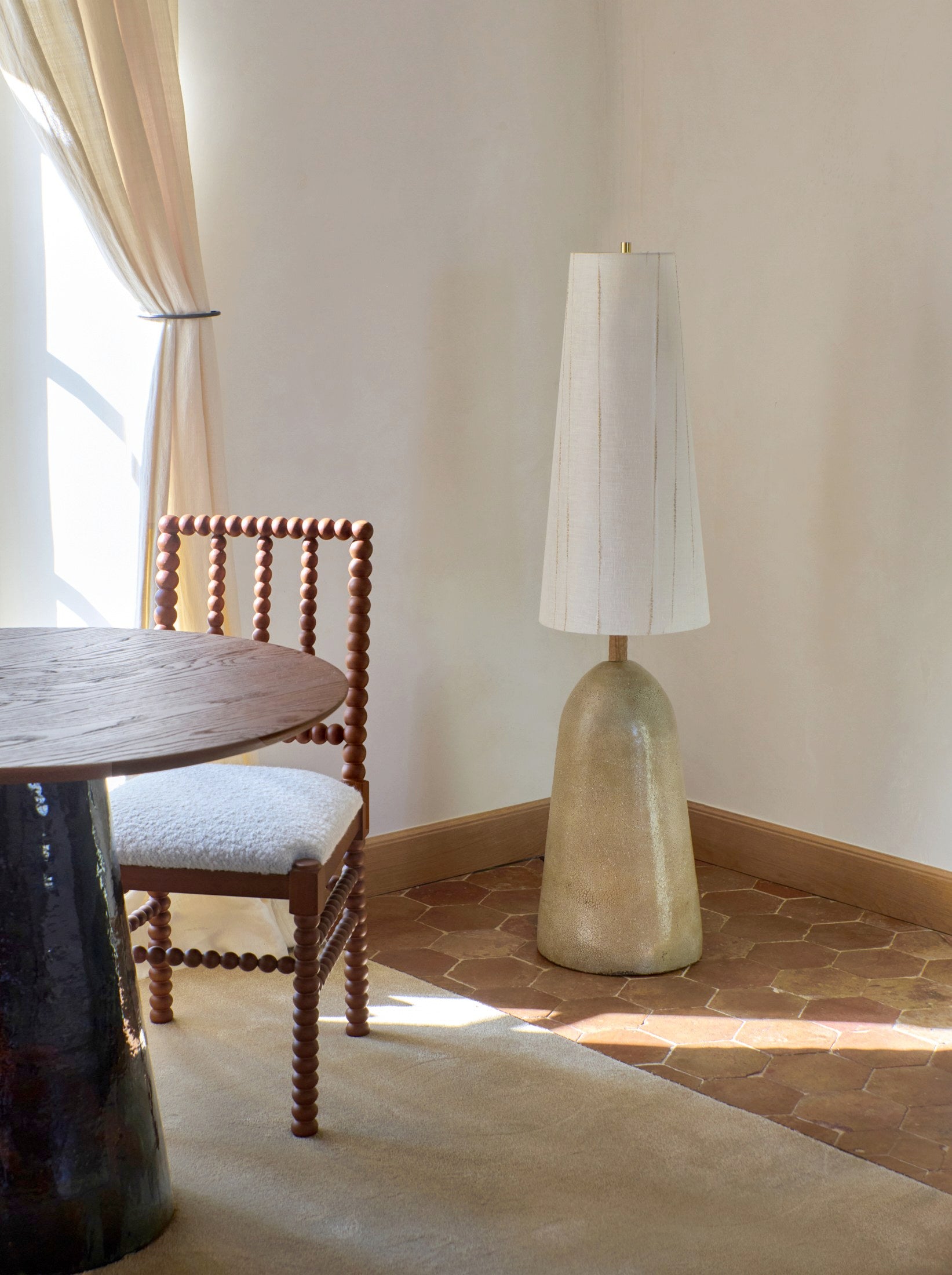 Porto Belo Table — side angle with round wooden top and black base