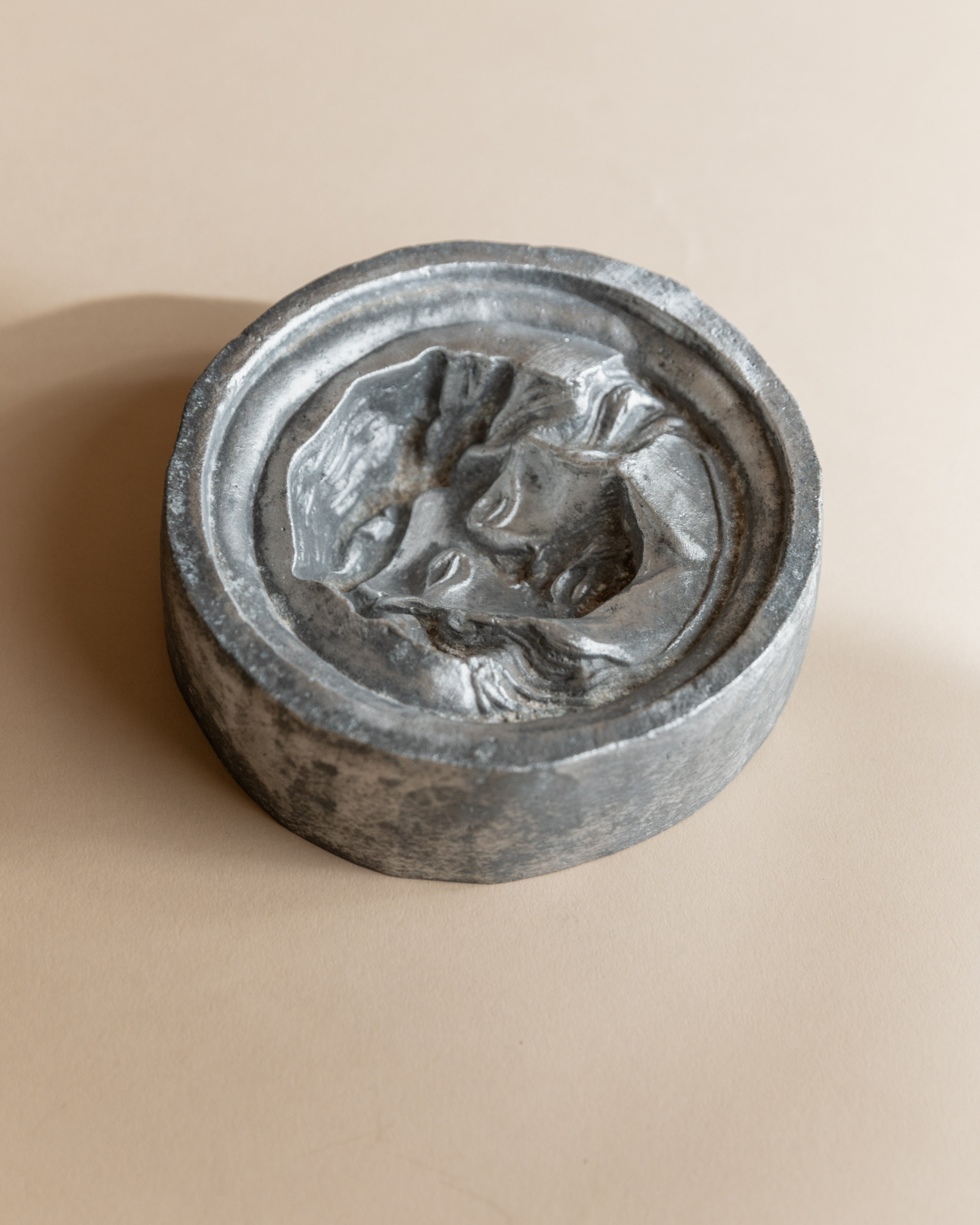 Cendrier en Métal Relief de Visage, Italie Années 1950