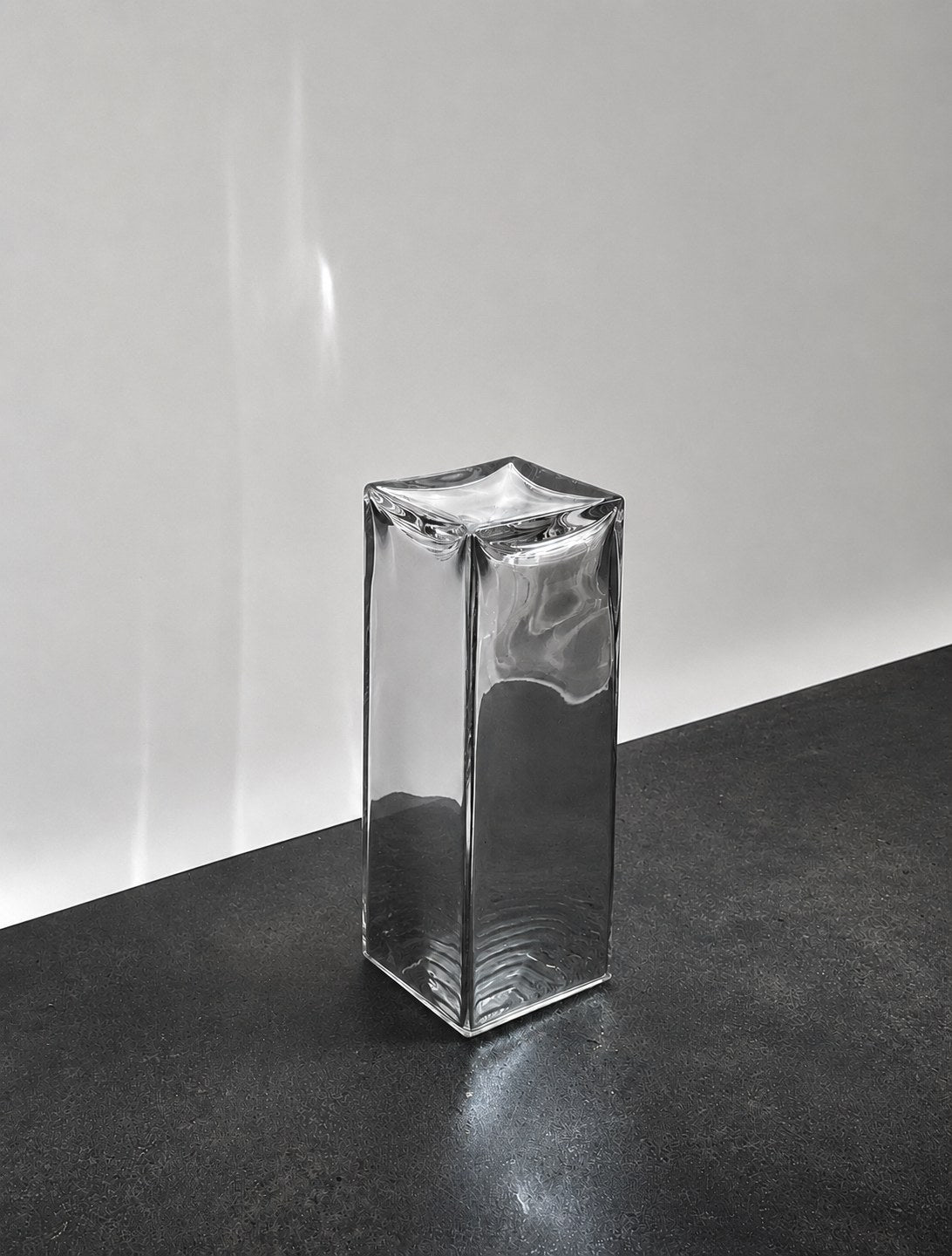 'MONOLIT' Glass Pedestal — detail view