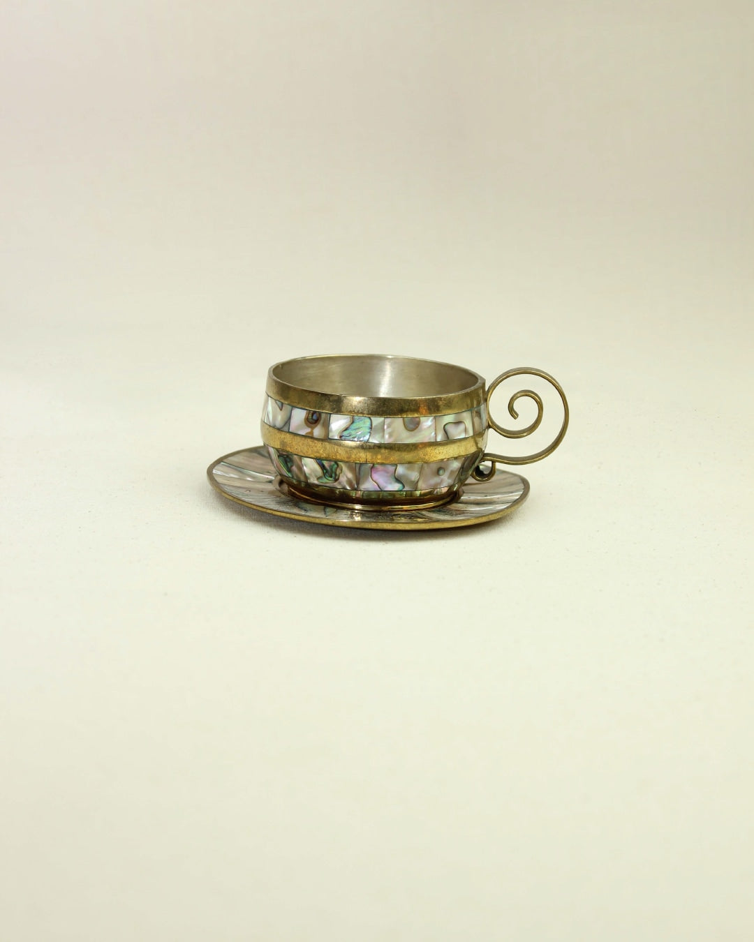 Taza Abulón — side angle showing iridescent shell detail