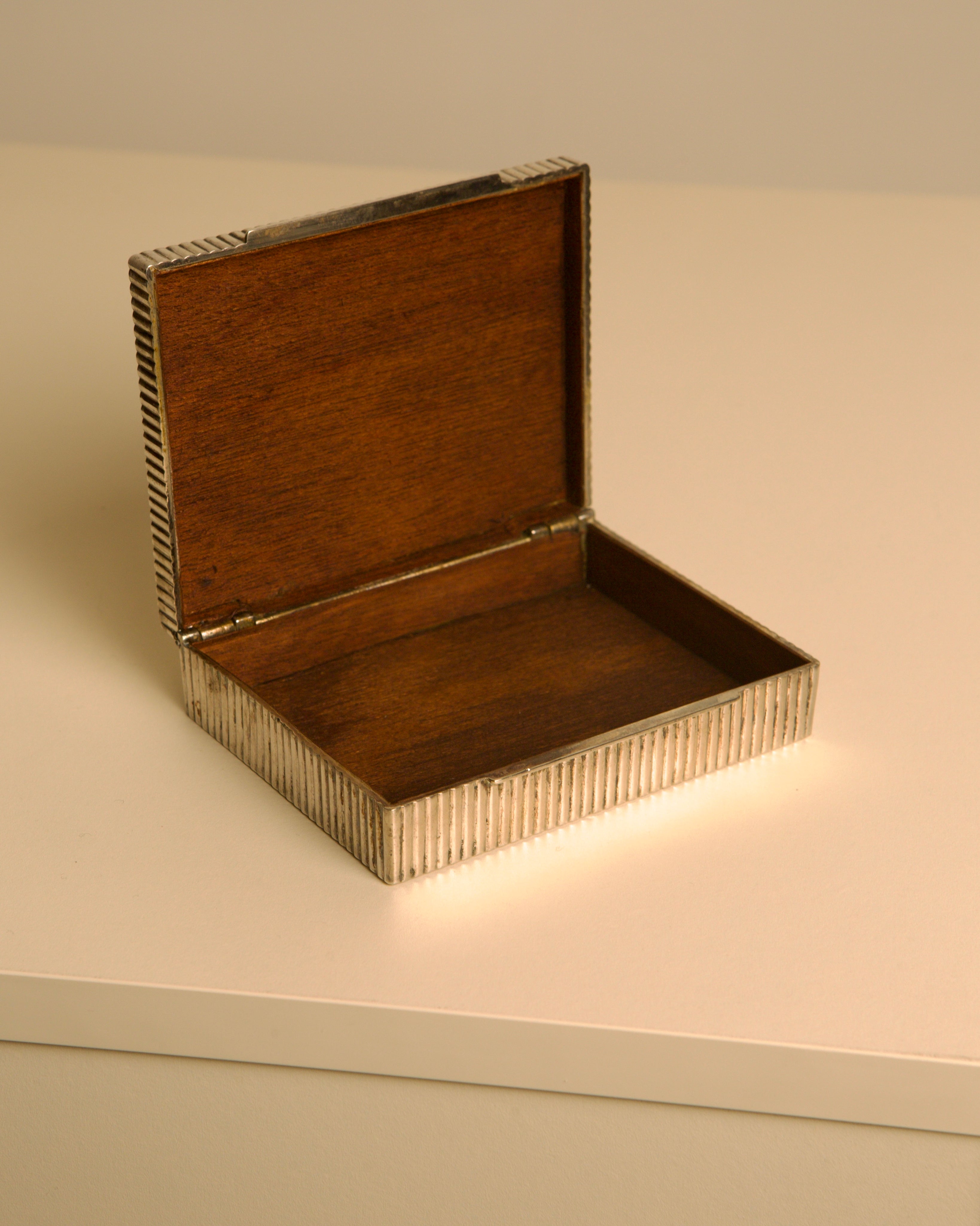Boîte en métal italienne avec intérieur en bois des années 60