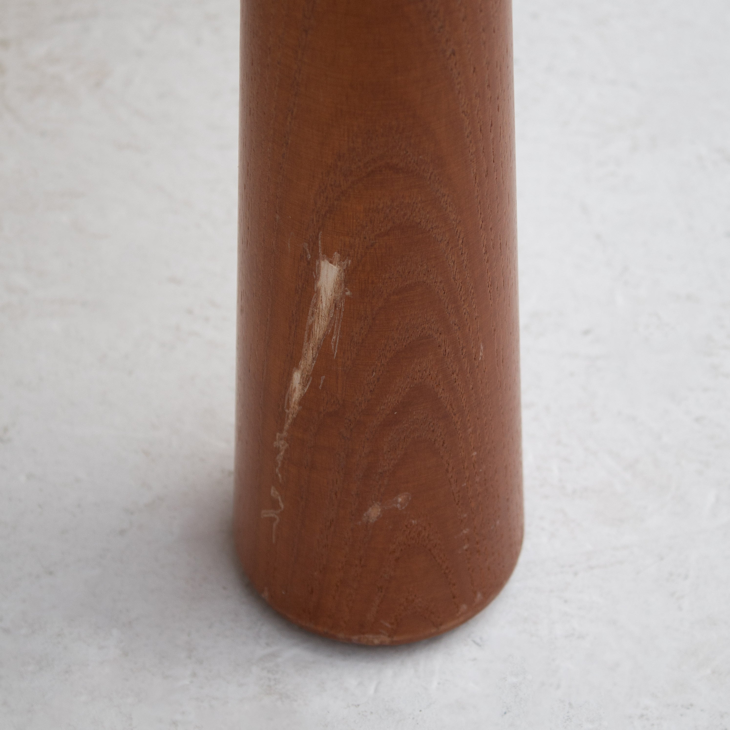 Set of 6 “Toscanolla” Dining Chairs by Alessandro Becchi for Giovannetti — close-up of wooden leg with visible grain texture