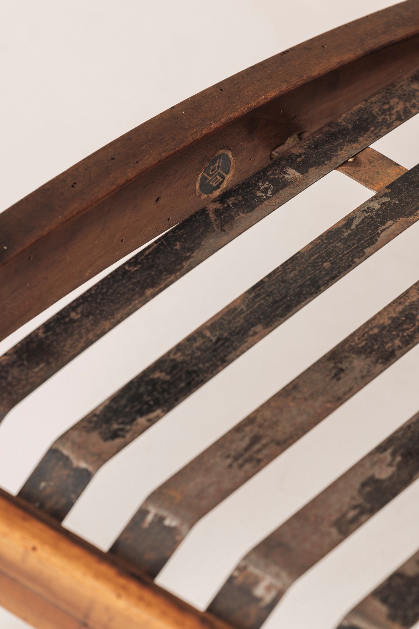 Sculptural pair of Italian easy chairs in walnut from the 1950s. — view 9