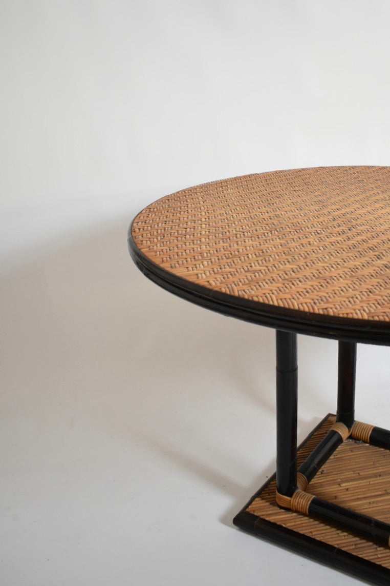 Bicolor round rattan dining table — close-up
