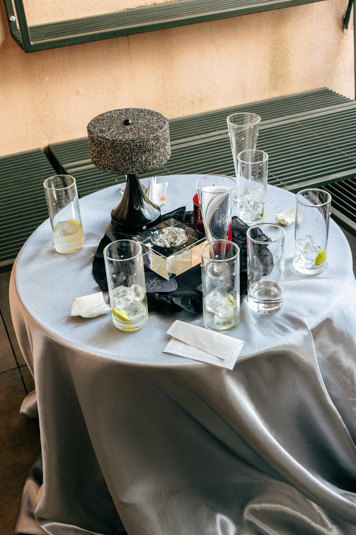 Venezia Collins Glass Set — close-up