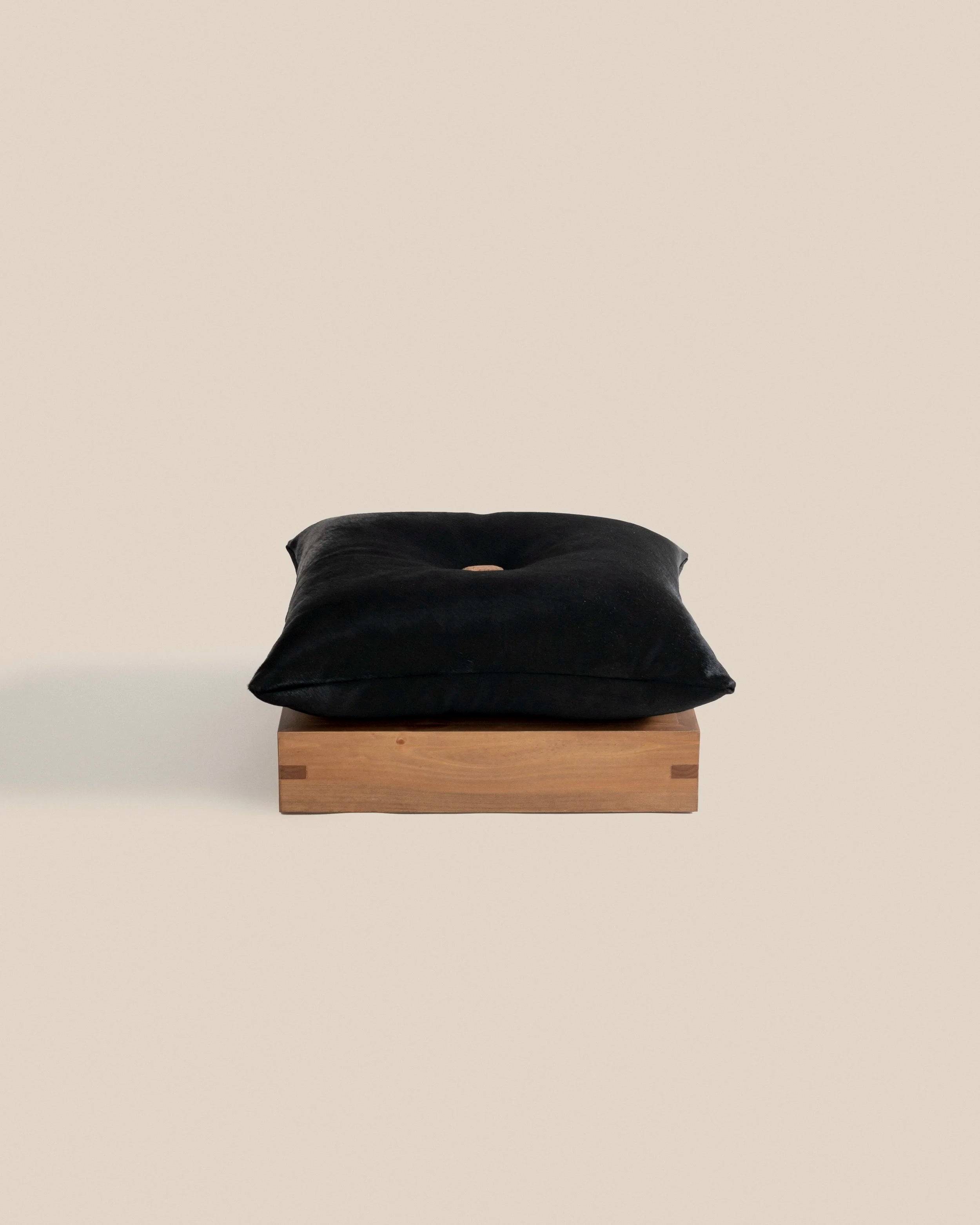 Lazy Ottoman by Garcé Dimofski | The Oblist