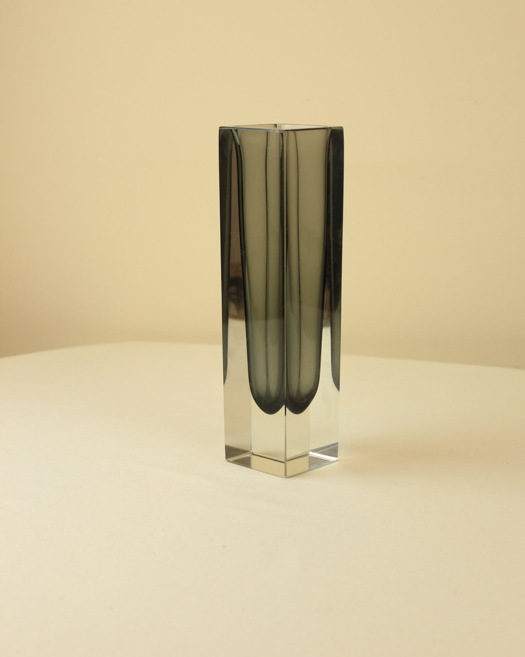 JARRÓN MURANO SMOKE — back view highlighting smoky glass material