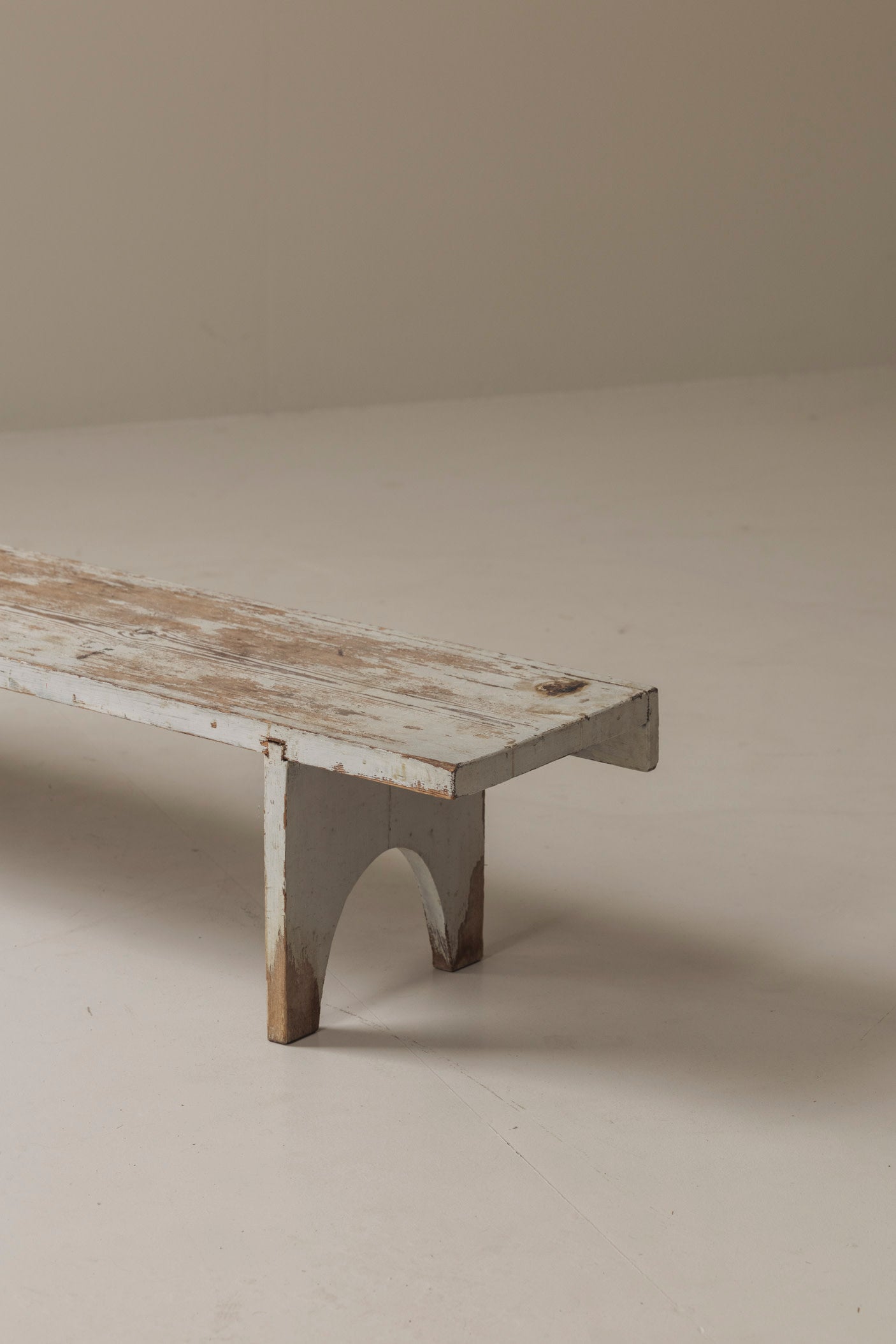 Rough patinated Swedish bench from the 1950s. — lifestyle setting