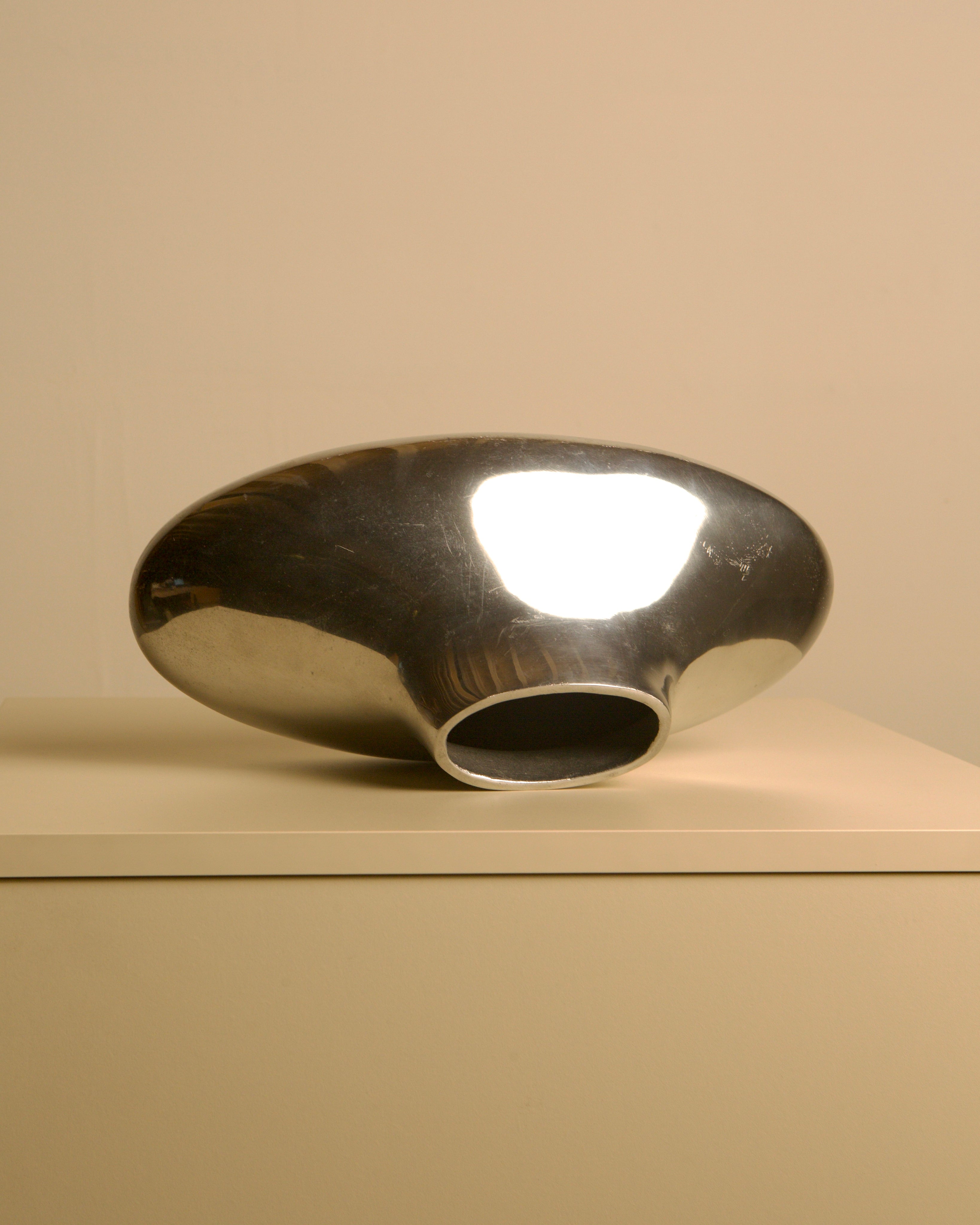 Plat Vase in Cast Aluminum 80's — side angle on neutral background