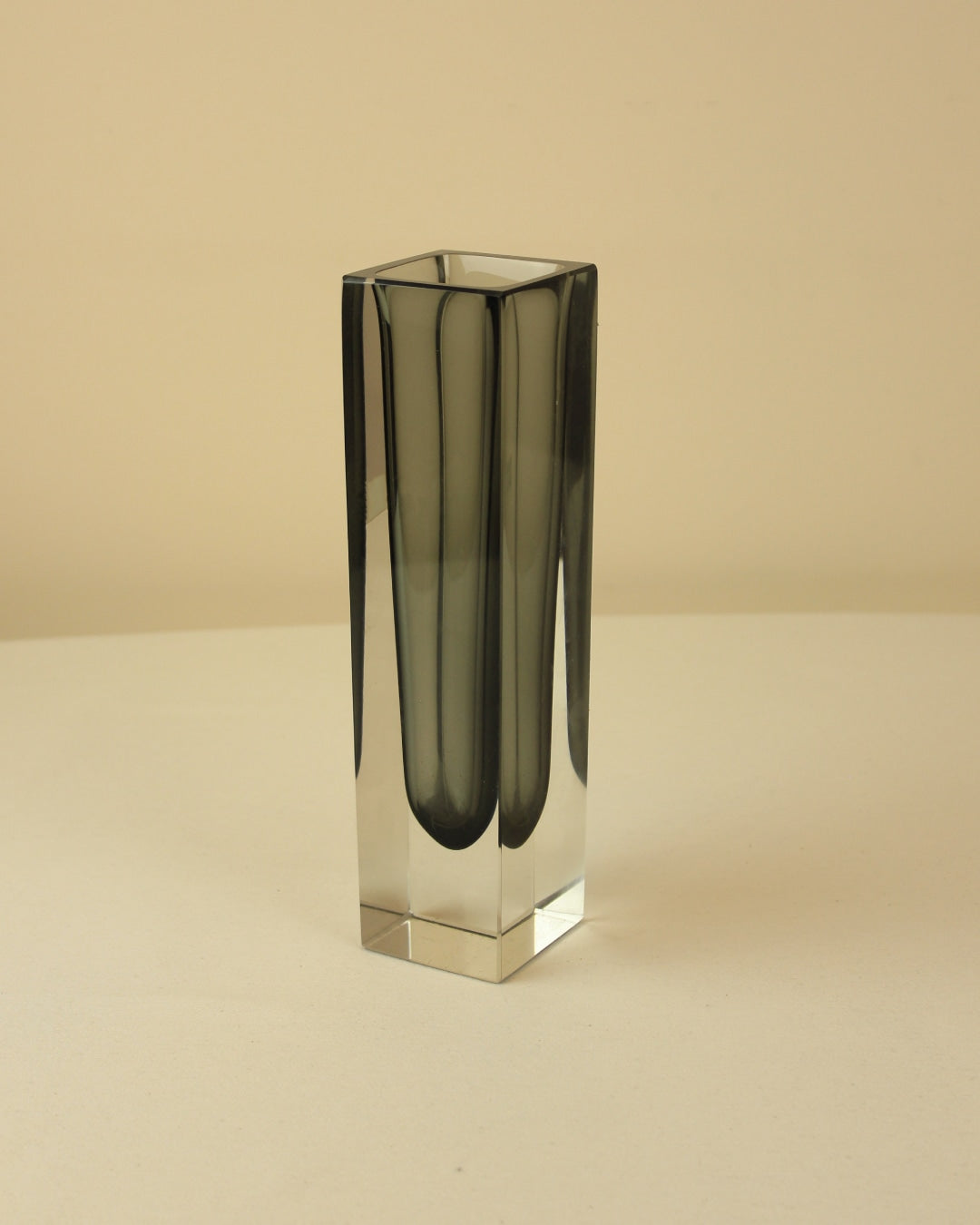 JARRÓN MURANO SMOKE — front view of smoky glass vase