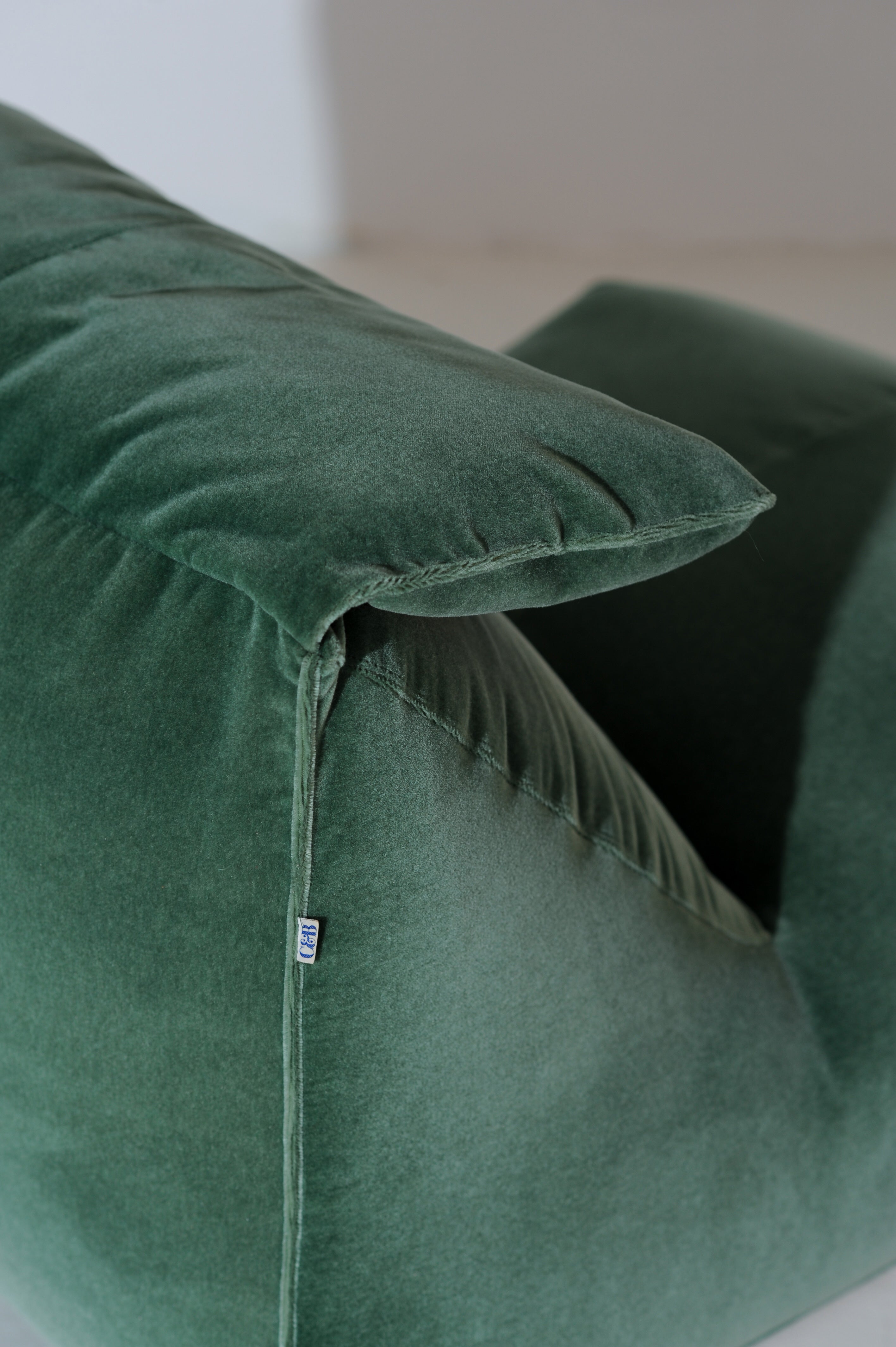 Le Bambole Chaise Lounge by Mario Bellini in Green Velvet Mohair Italy, 1971 — close-up