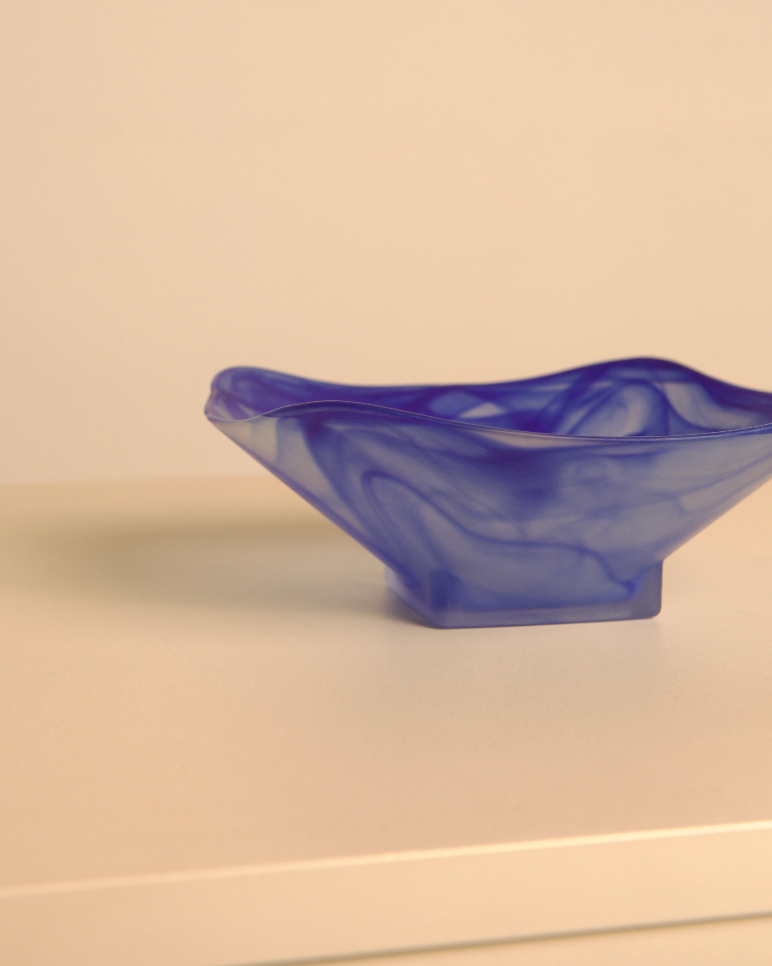 Murano blue opalescent glass bowl "Ghost" 1980's — close-up