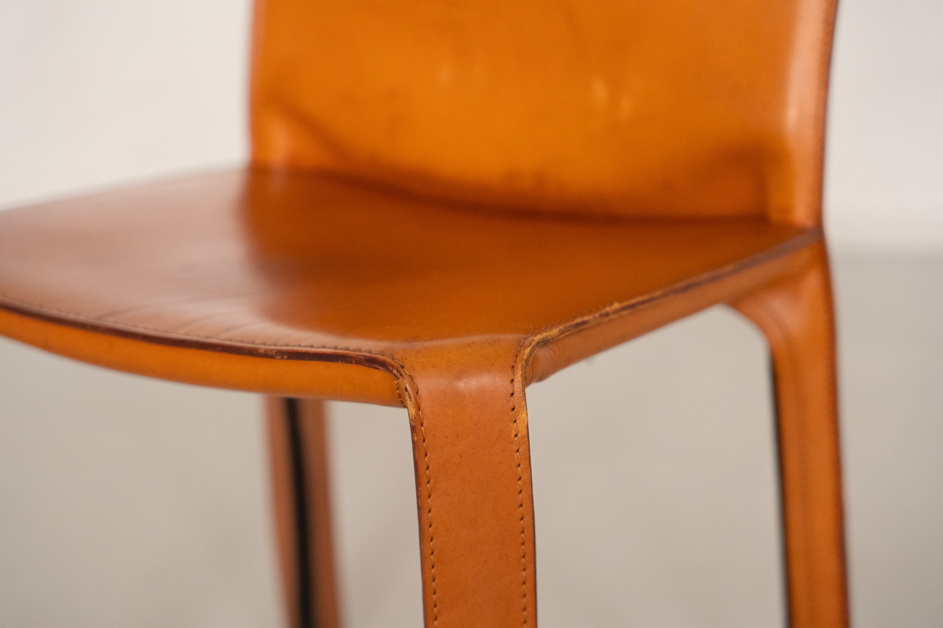 Cab 412 Chair Set by Mario Bellini for Cassina — close-up of tan leather seat edge