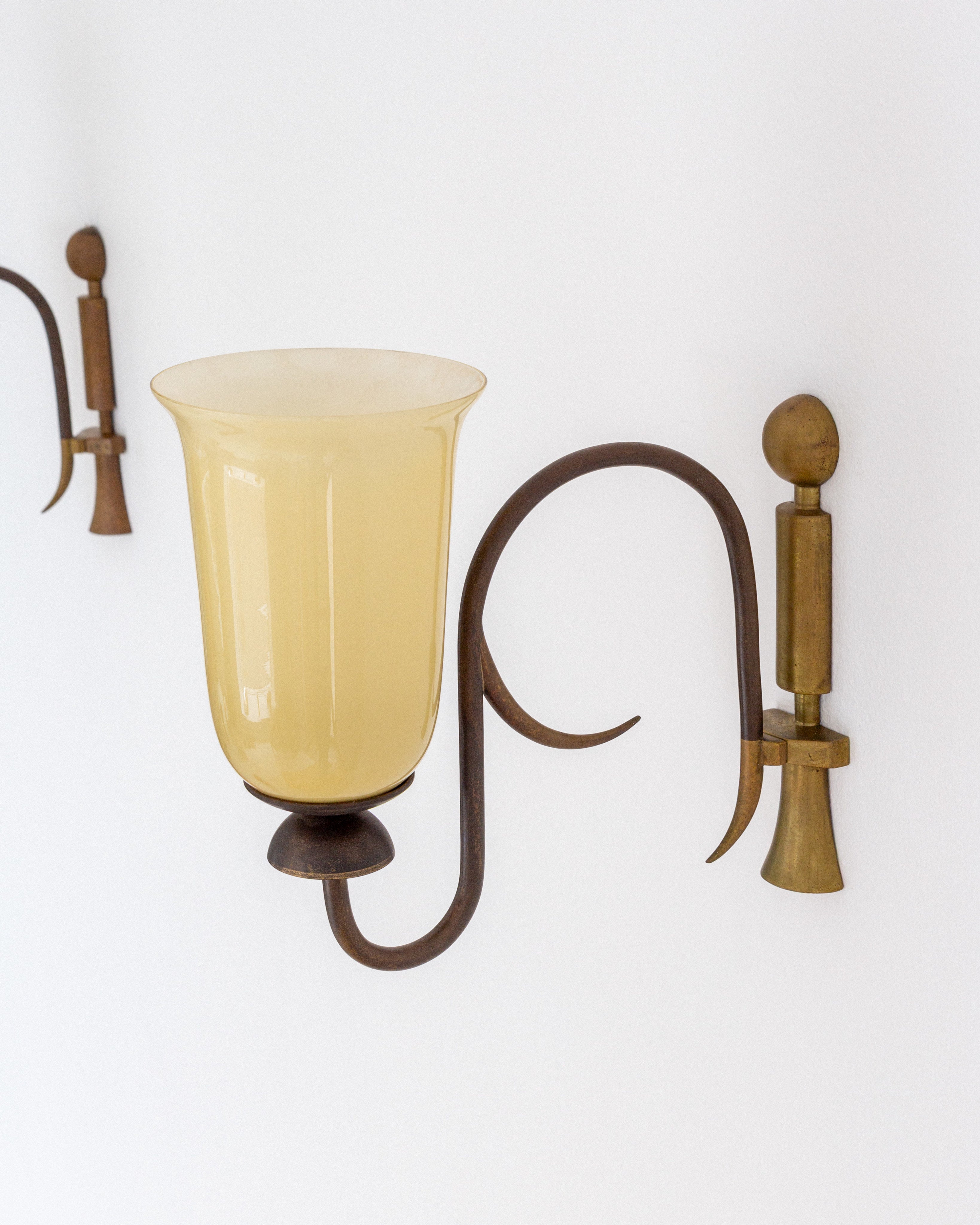 Paire d'Appliques Murales Art Déco avec Abat-jours en Verre, Années 1930