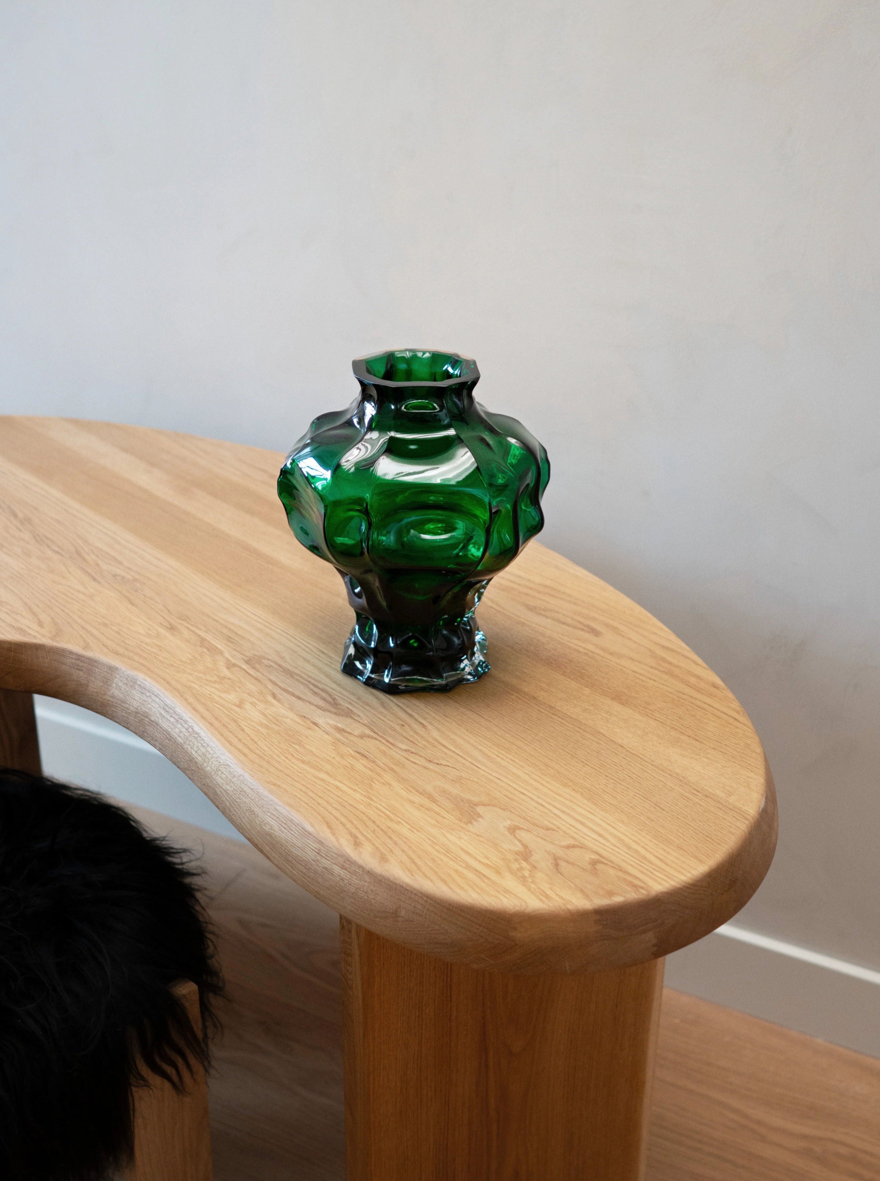 Ammonit Vase - Green — positioned on curved wooden table
