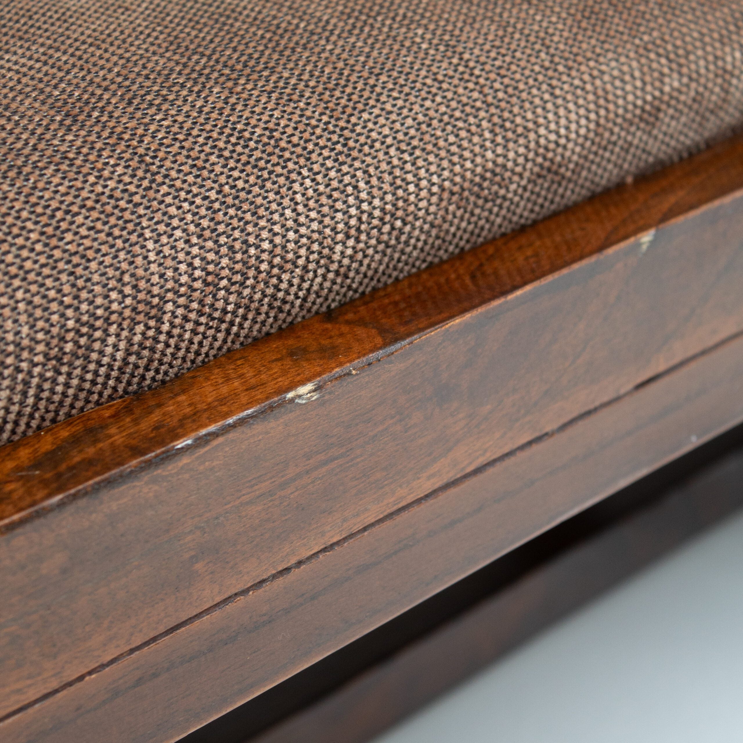 Rustique Bench in Wood with Cushion — close-up of wooden frame and fabric cushion