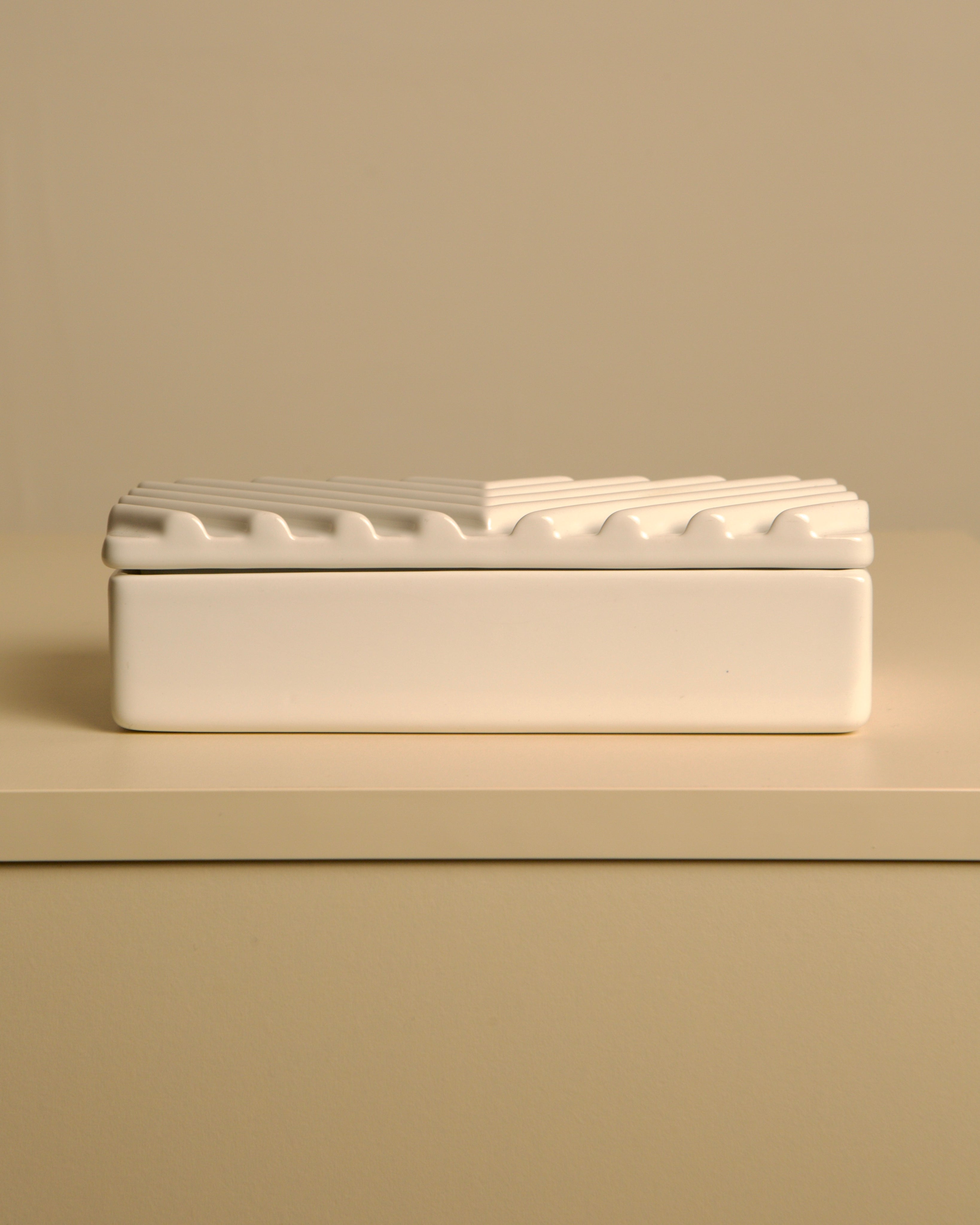 Rectangular Italian box in white ceramic by Sicart, 1970s — side angle showing textured lid