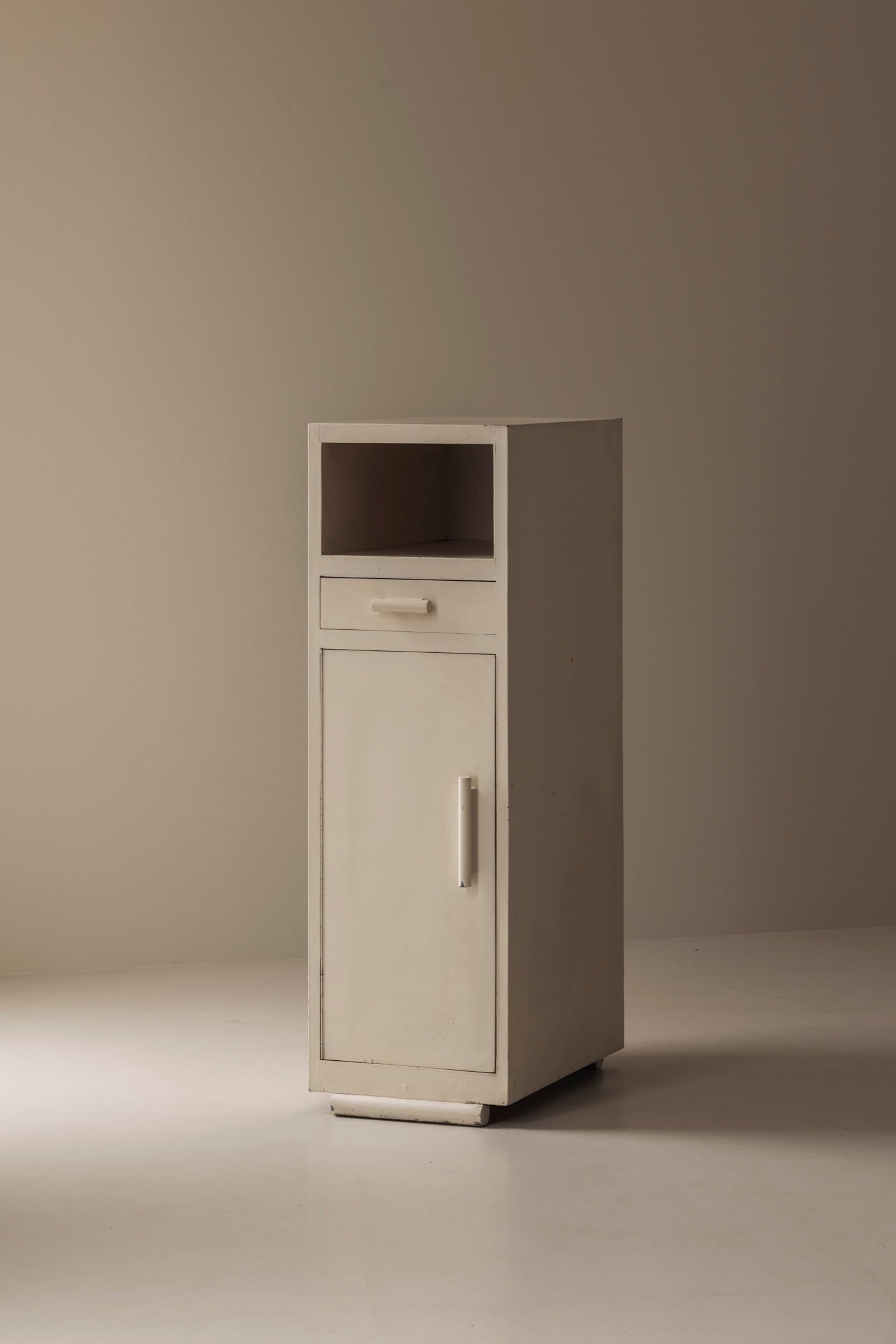 Elegant Modernist Cabinet from the 1930s — close-up of white painted surface