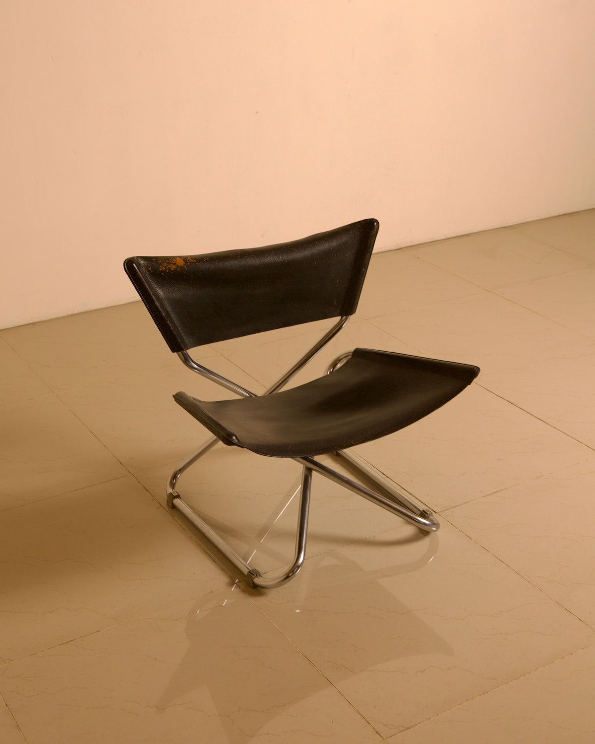 Chaise d'appoint "Z" Scandinave en cuir noir patiné par Erik Magnussen pour Torben Ørskov — side angle