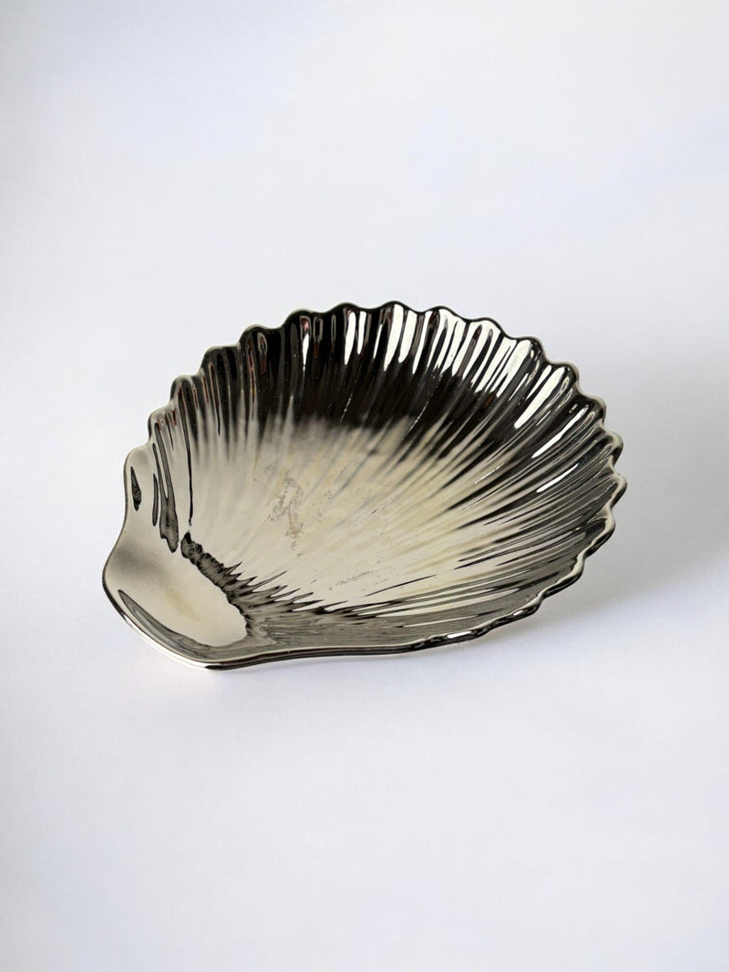 Shell Vide-Poches in Ceramic, Italy, 1980s — close-up of shiny metallic shell design