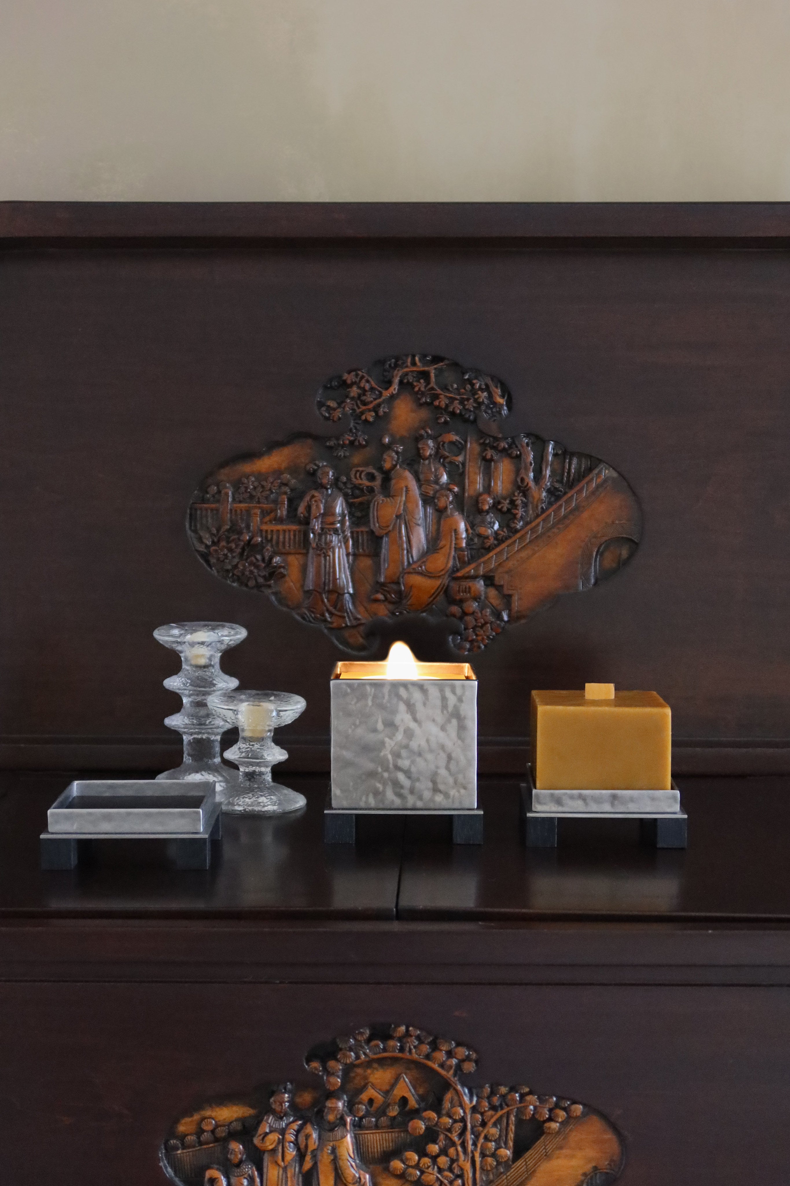Minimalistic Candle Holder M with candle - Yuma Collection — close-up