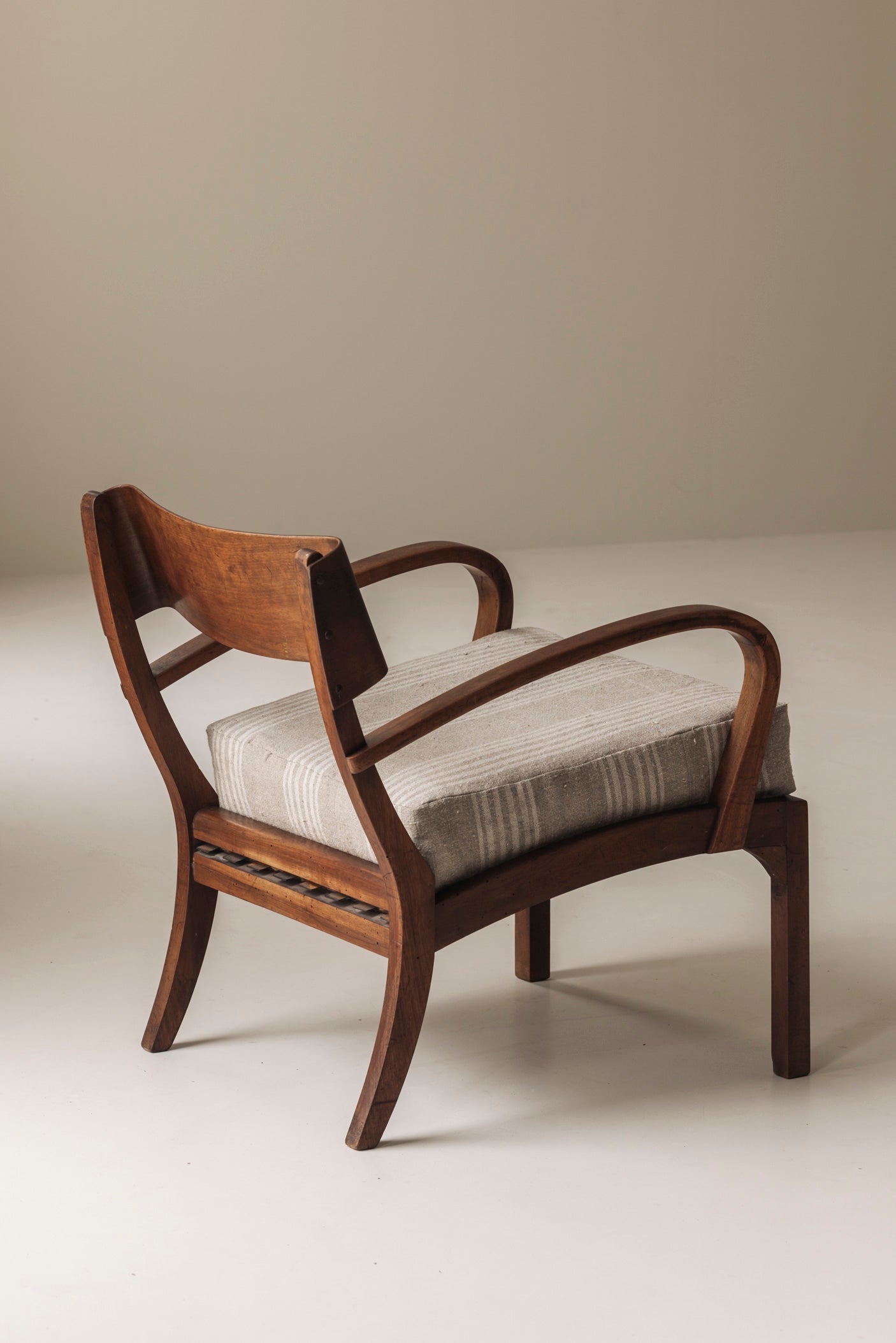 Sculptural pair of Italian easy chairs in walnut from the 1950s. — lifestyle setting