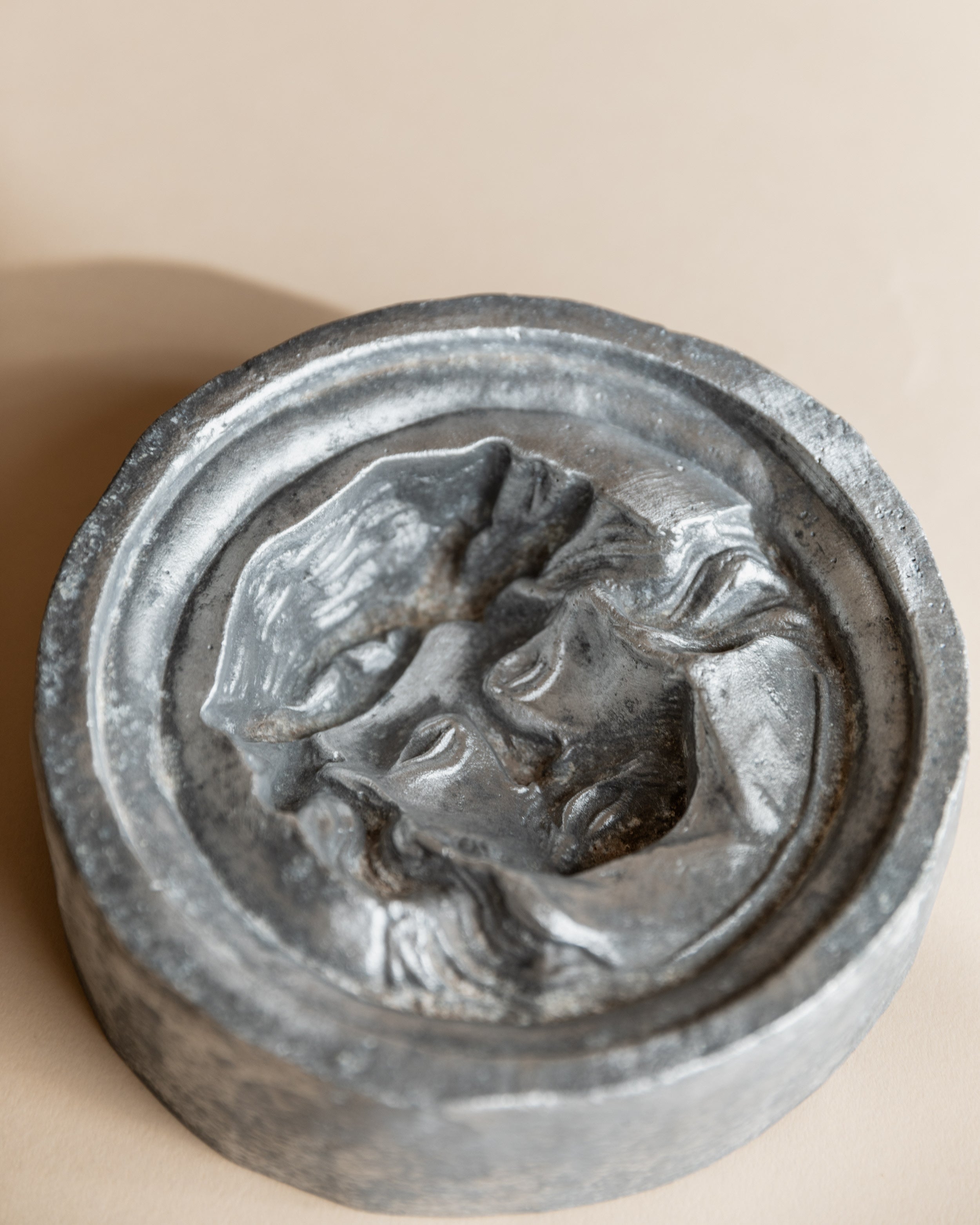 Cendrier en Métal Relief de Visage, Italie Années 1950